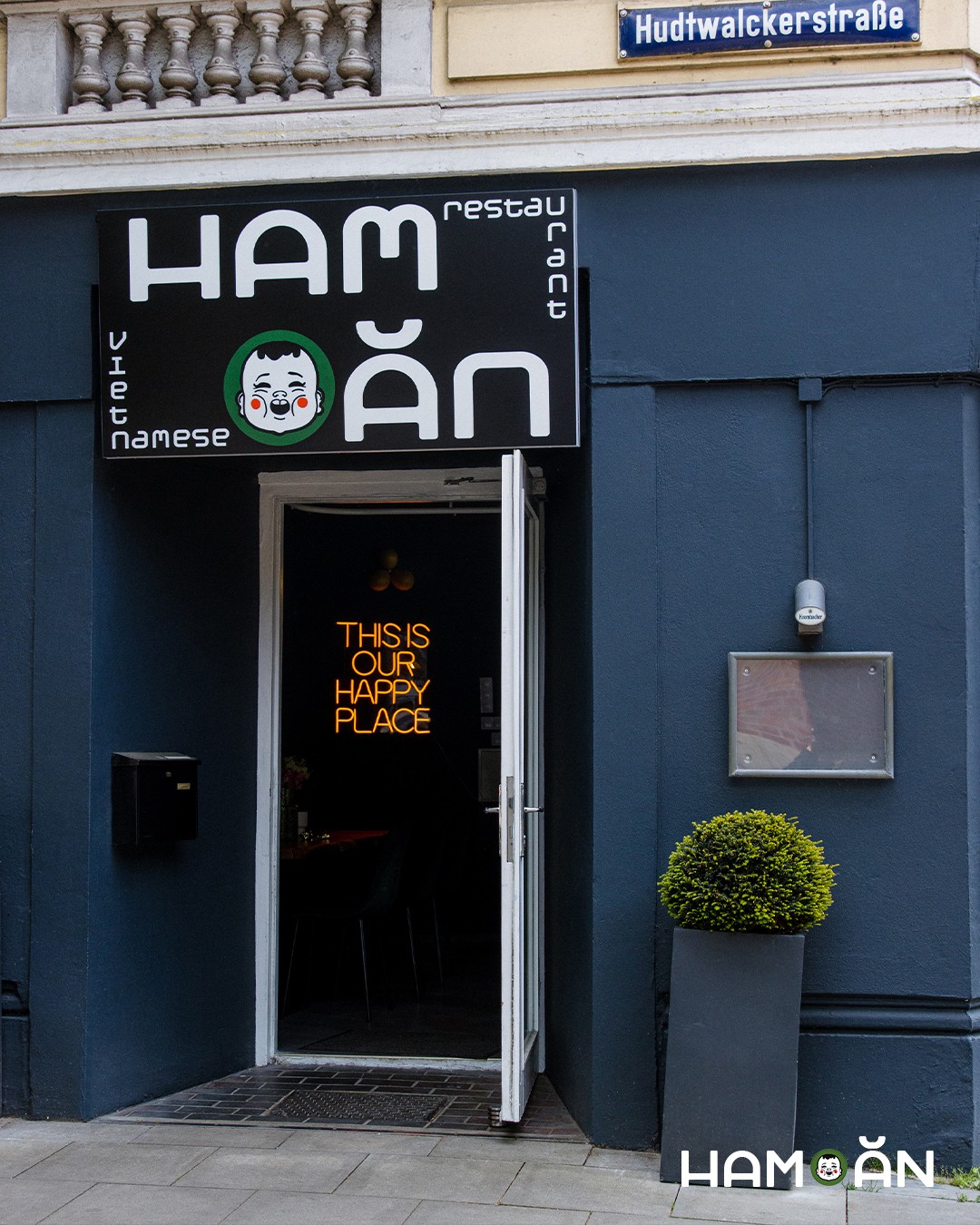 HAM AN Restaurant: the place