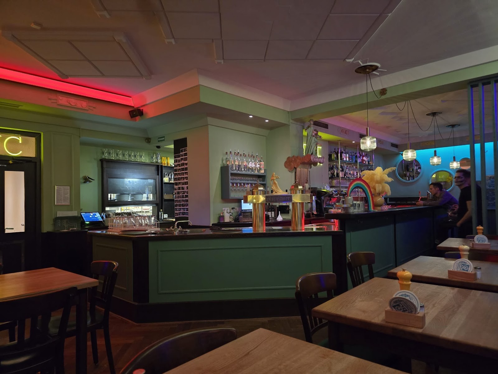 Fesch Wirtshaus und Stehausschank: the place