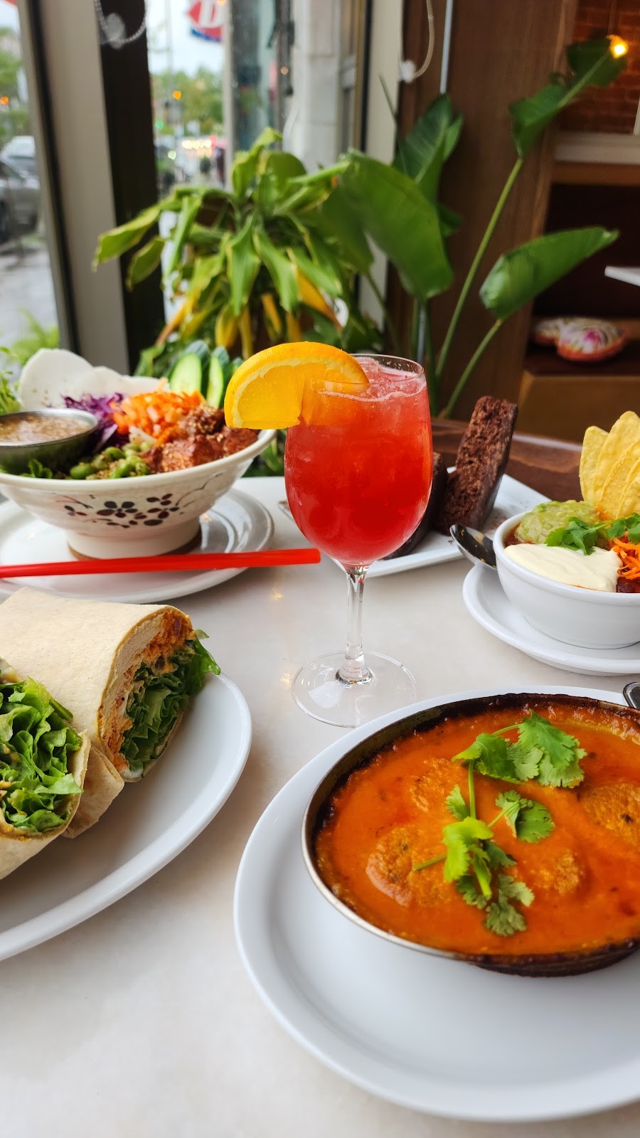 Aux Vivres Plateau: food & drinks