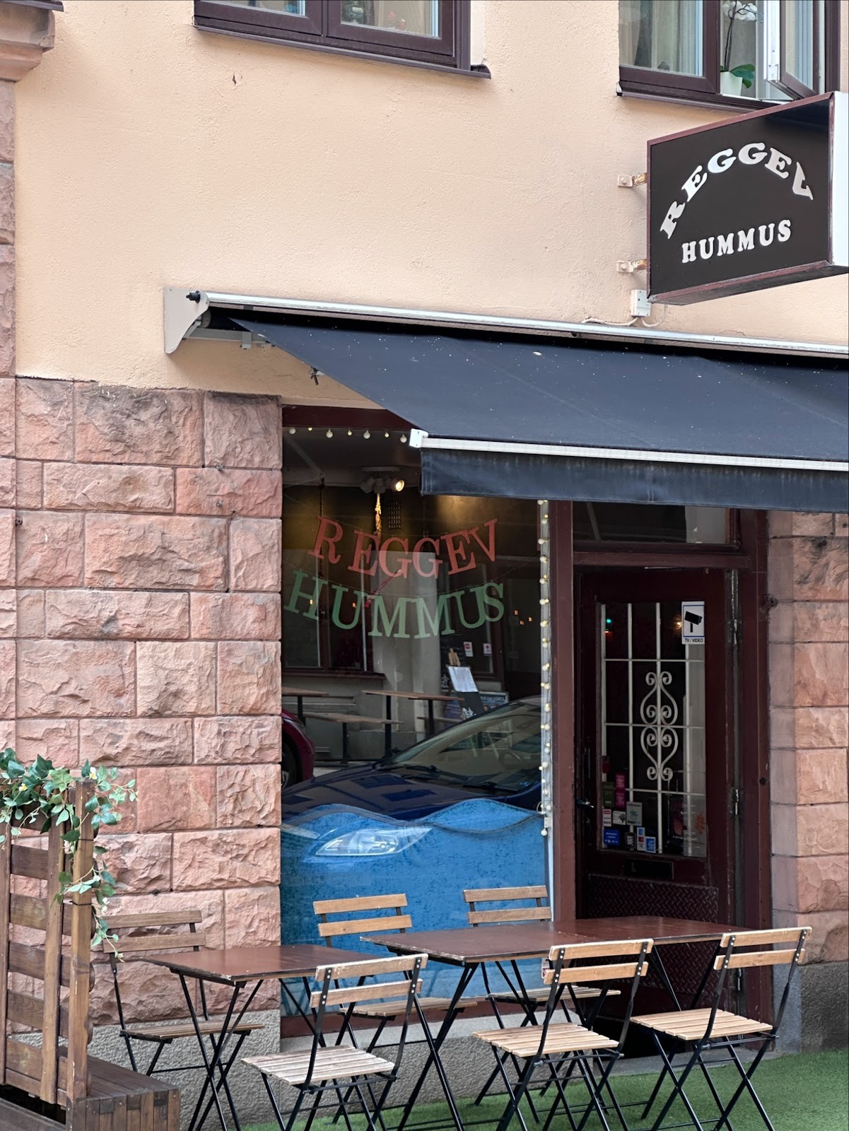 Reggev Hummus: the place