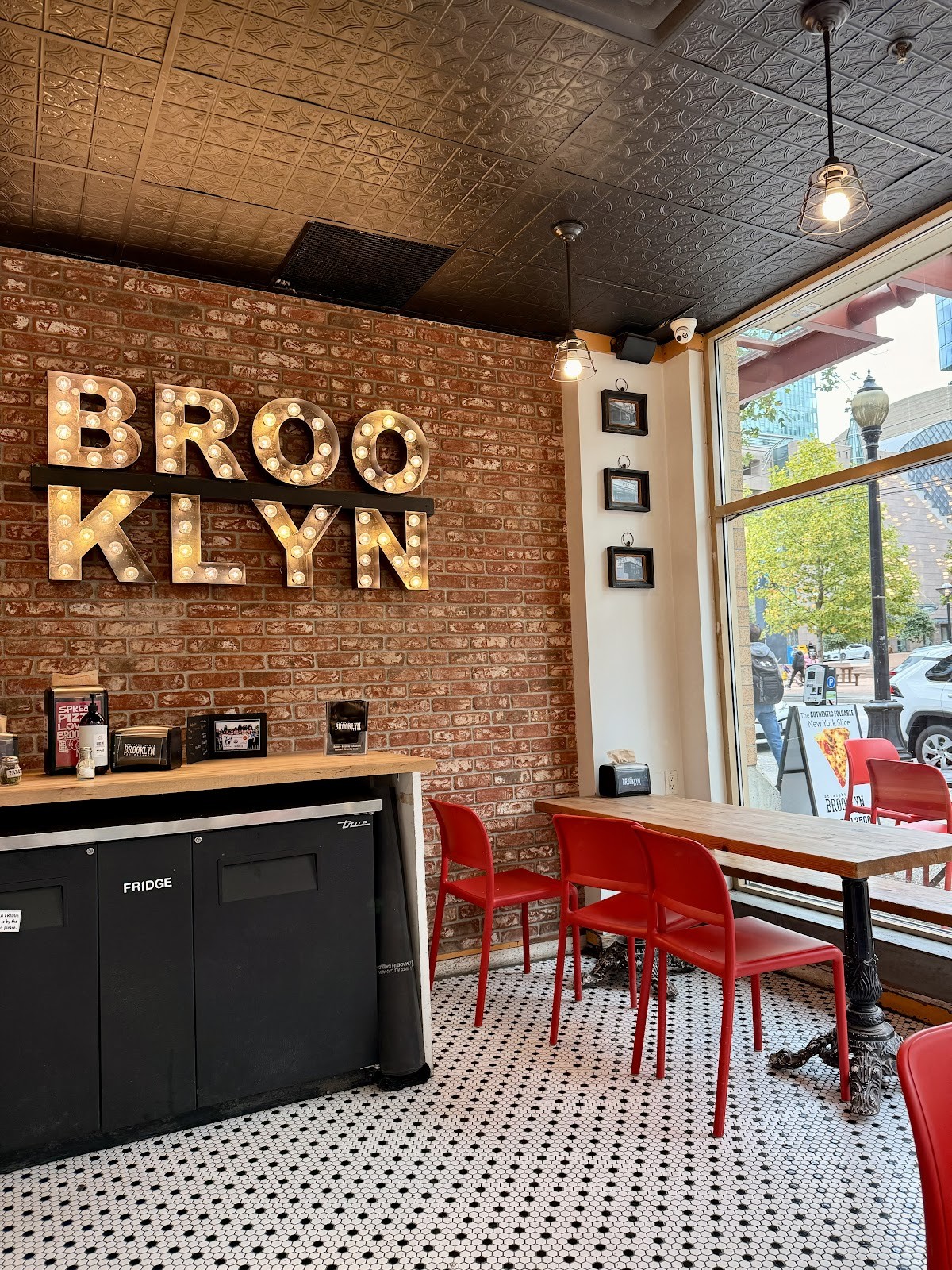 Straight Brooklyn Pizza: the place