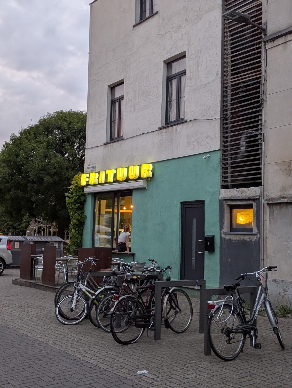 Frituur Tina: the place