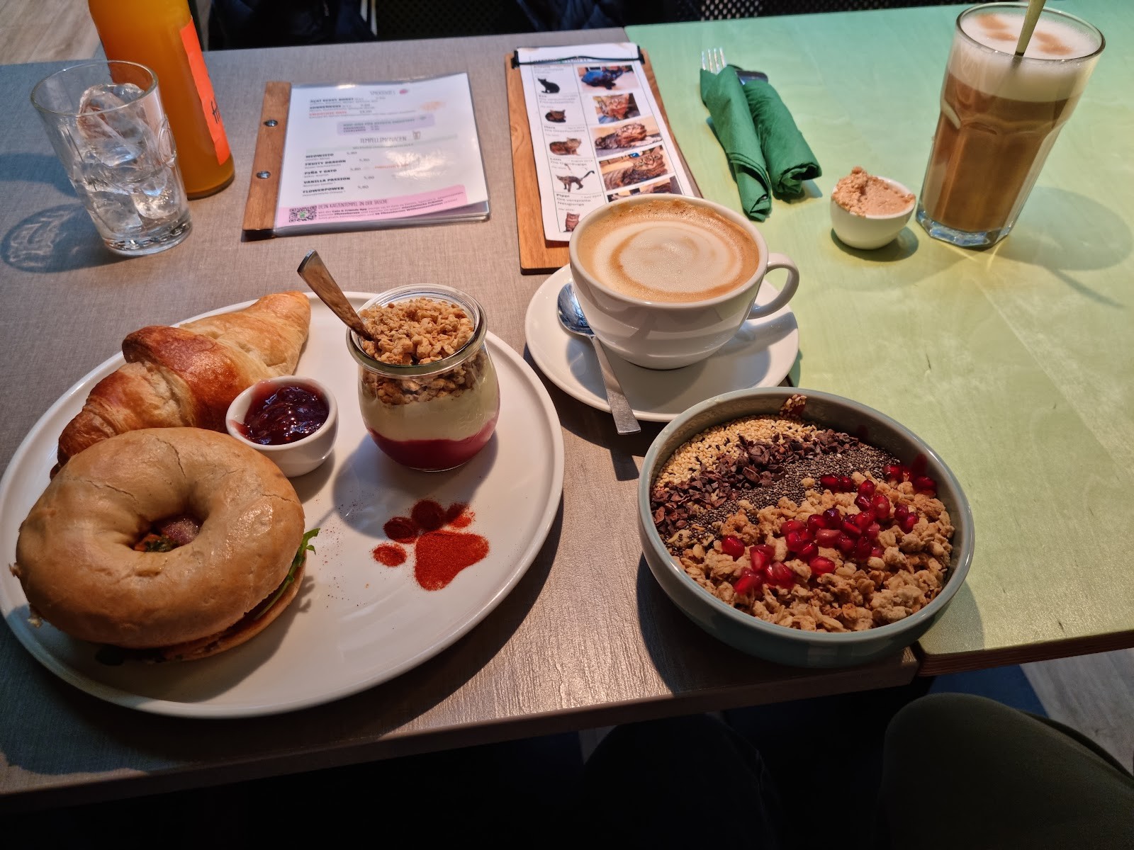 Katzentempel Berlin Mitte: food & drinks