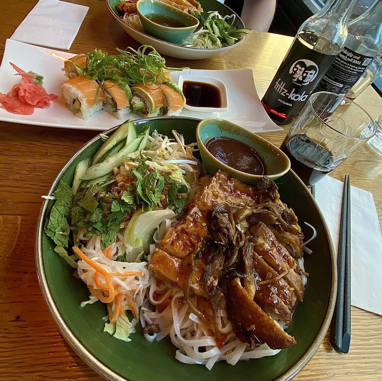 Vevi Vegan Rolls & Pots: food & drinks