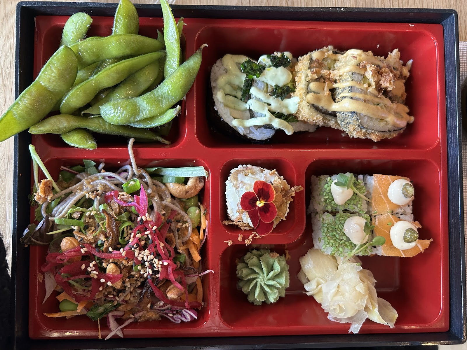 Bloom Sushi Marais: food & drinks