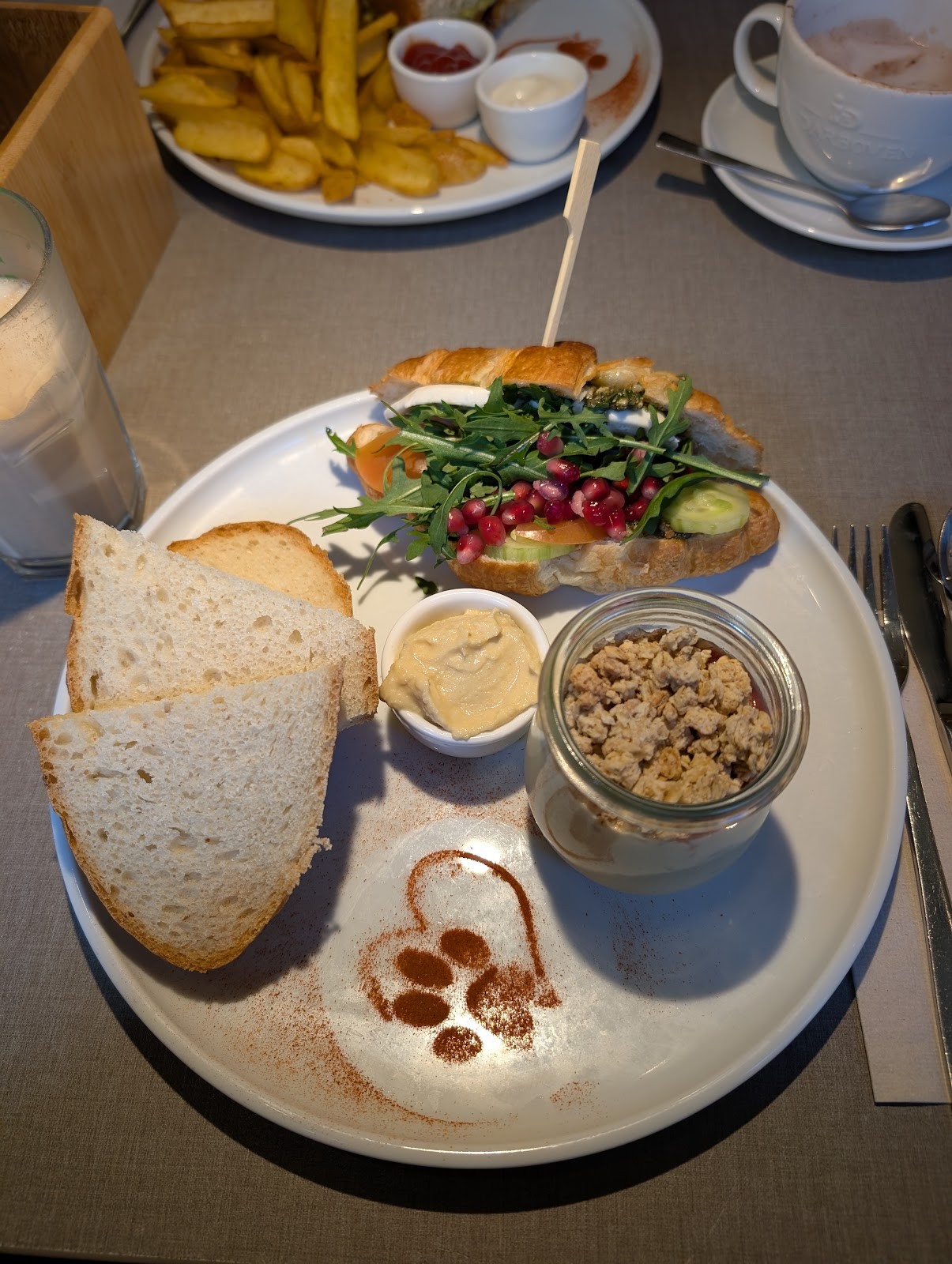 Katzentempel Munich: food & drinks