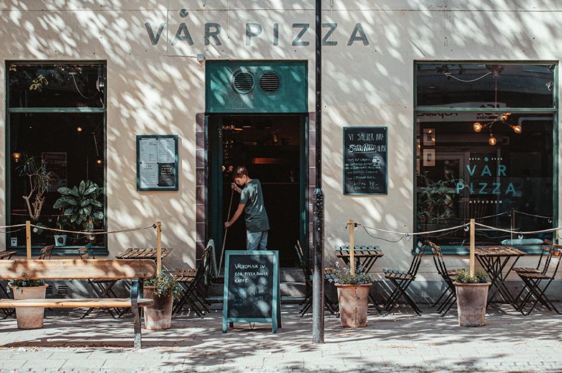 VÅR PIZZA: the place
