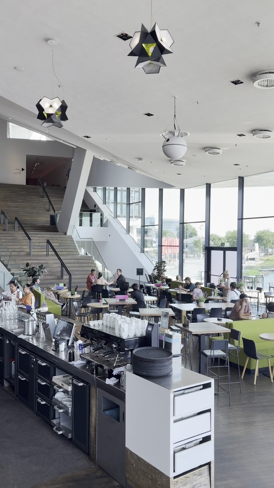 Eye Bar & Restaurant: the place