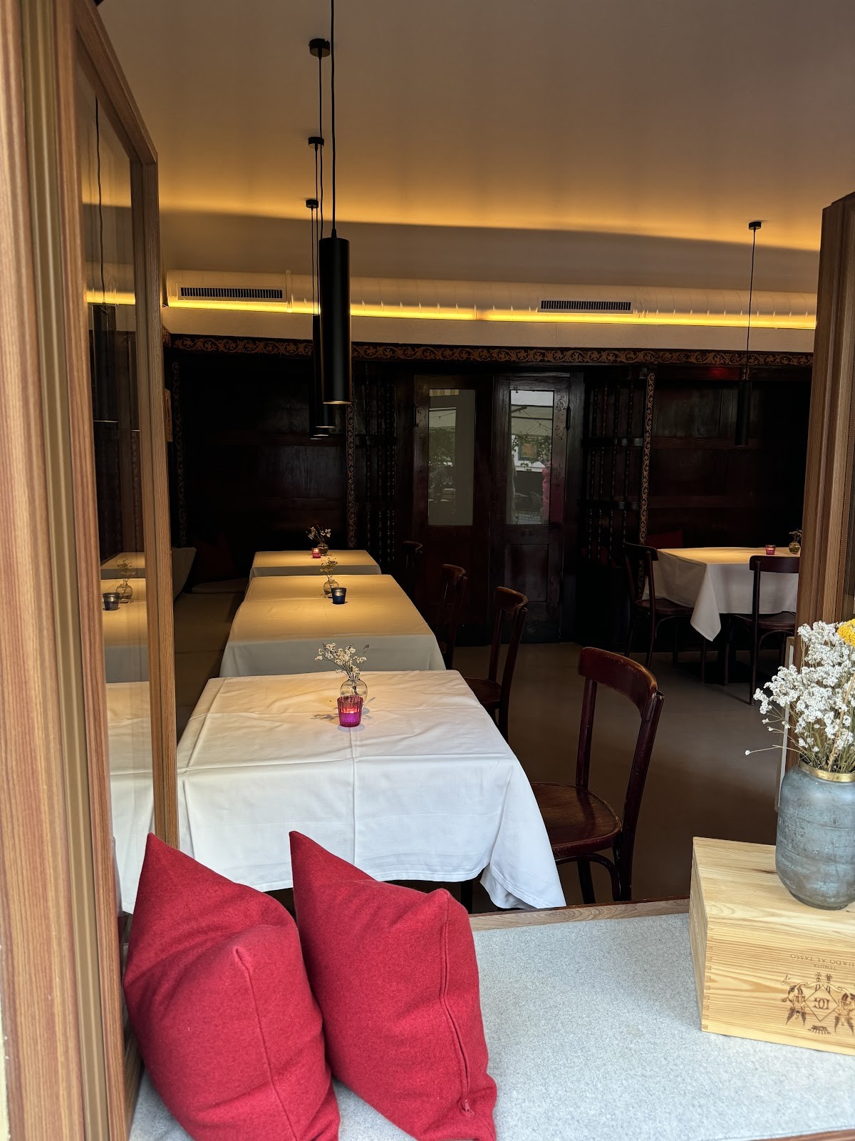 Restaurant kommod: the place