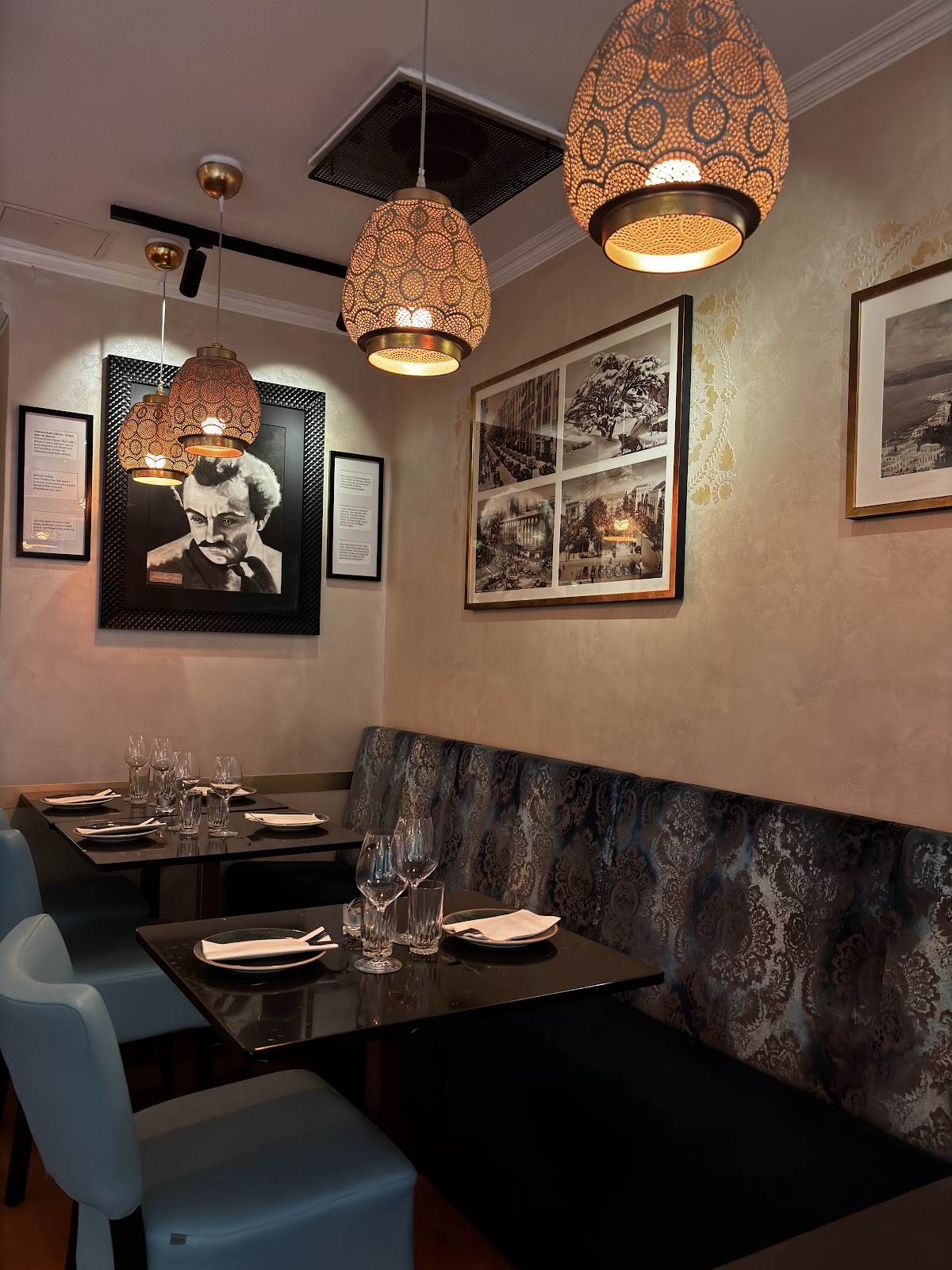 Elie's Restaurant & Bar: the place