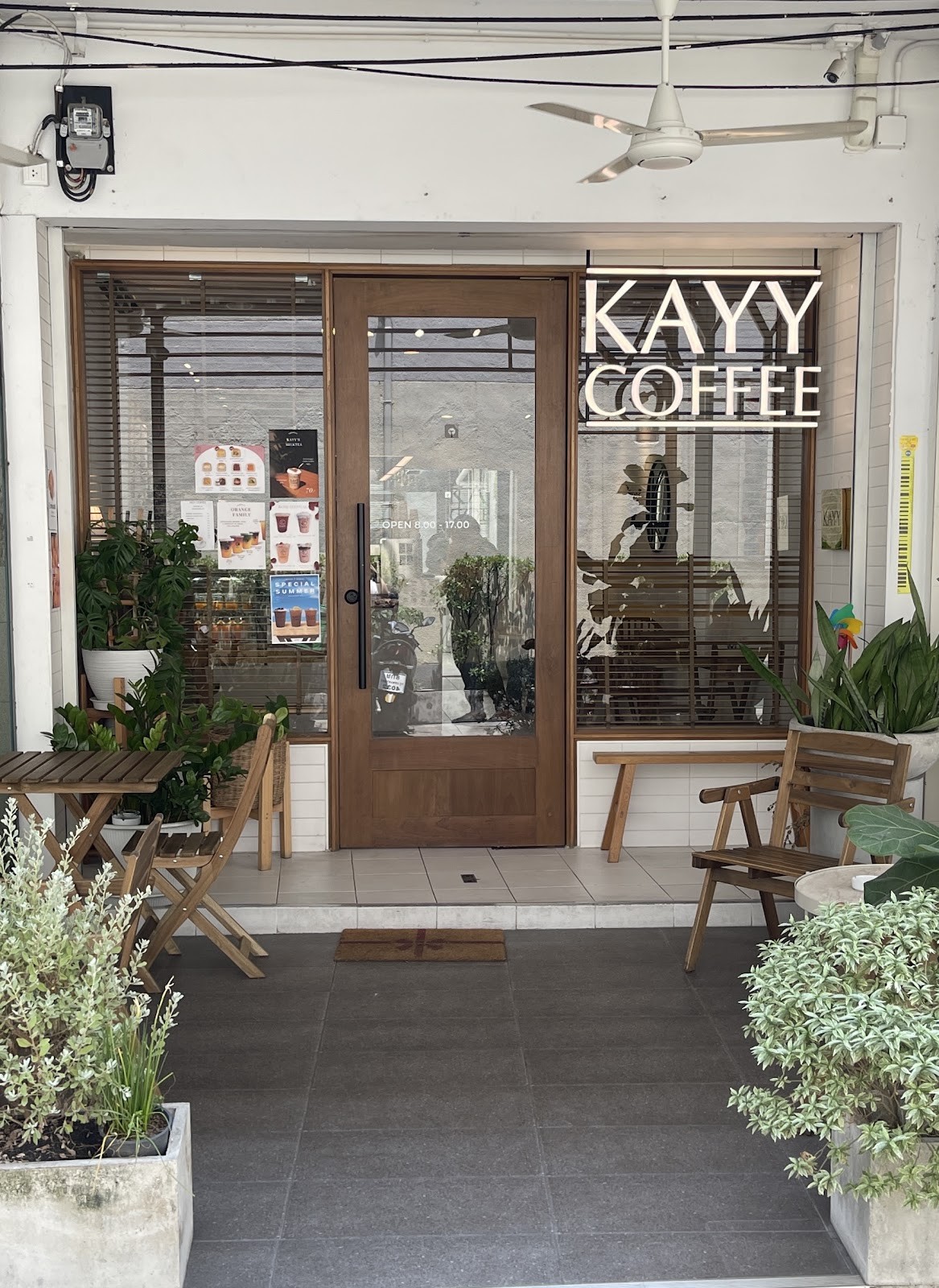 KAYY COFFEE (MATCHA & ORANGE): the place