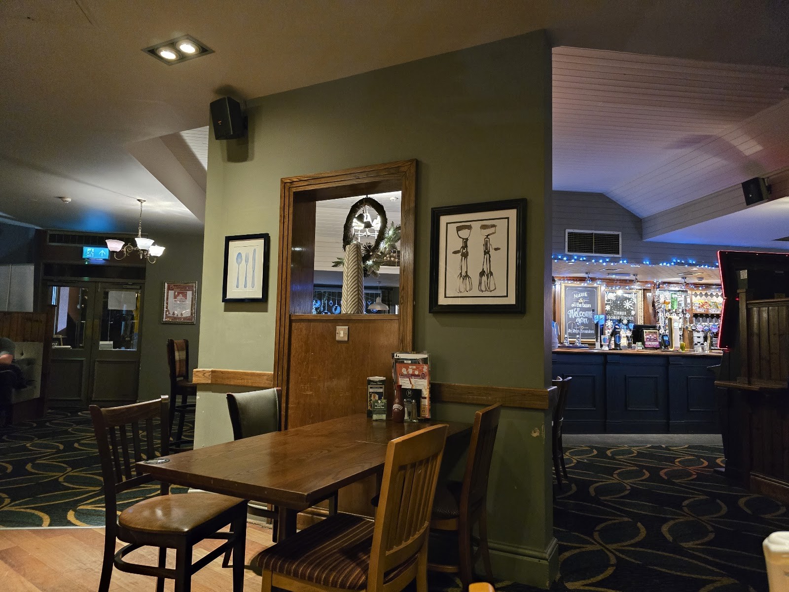 The Three Horseshoes: the place