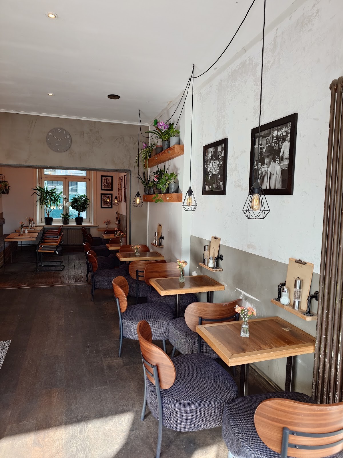 Rooster Café: the place