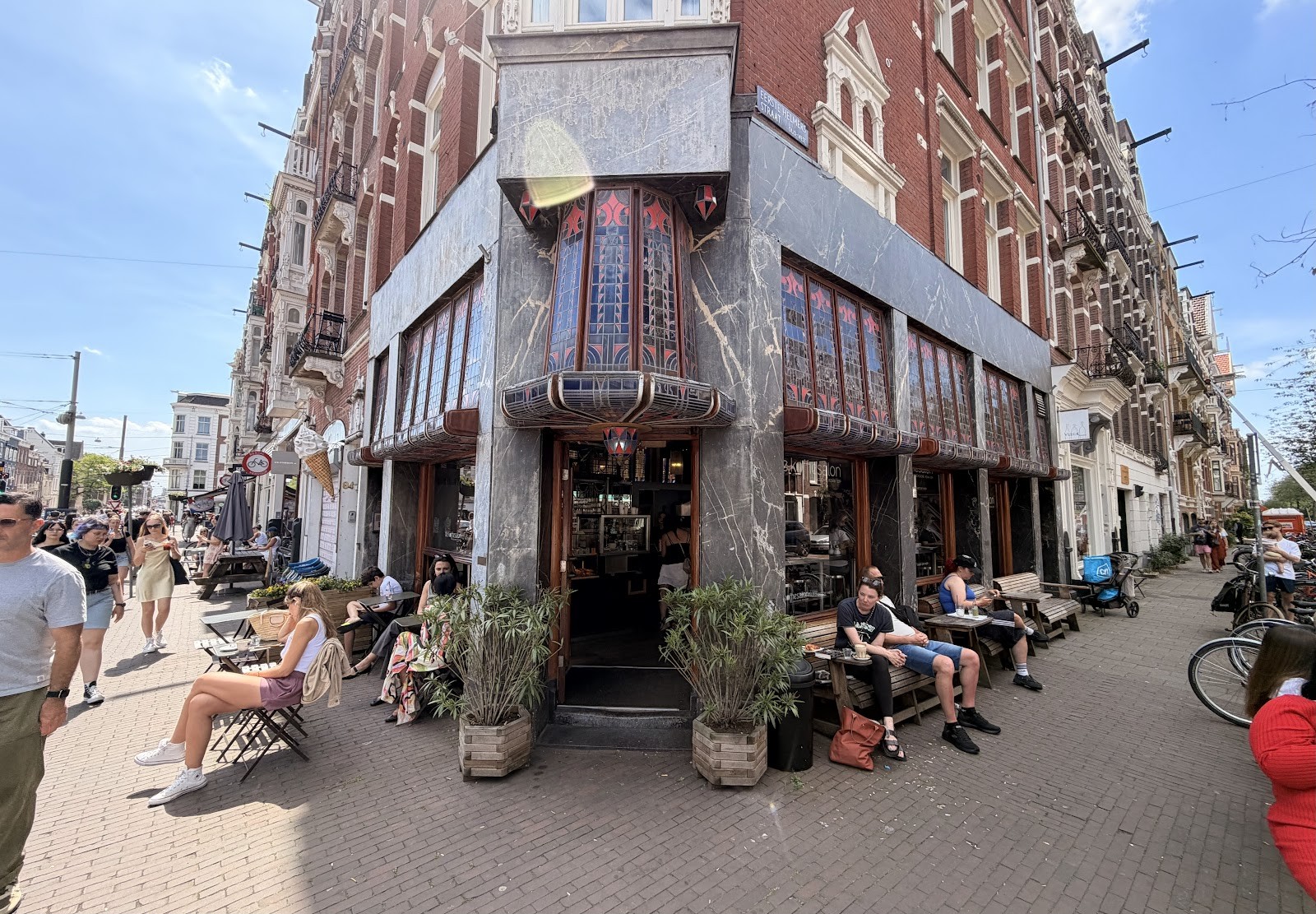 Coffee lounge West: the place