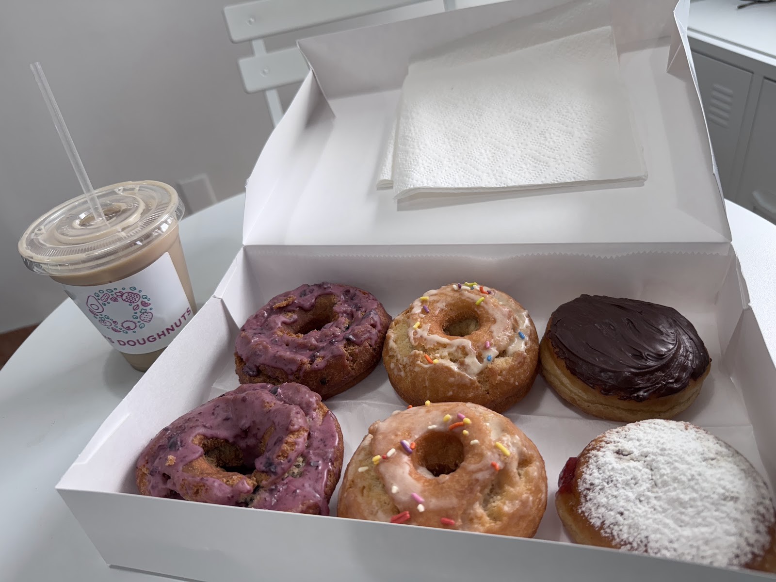 Gigi's Doughnuts: food & drinks