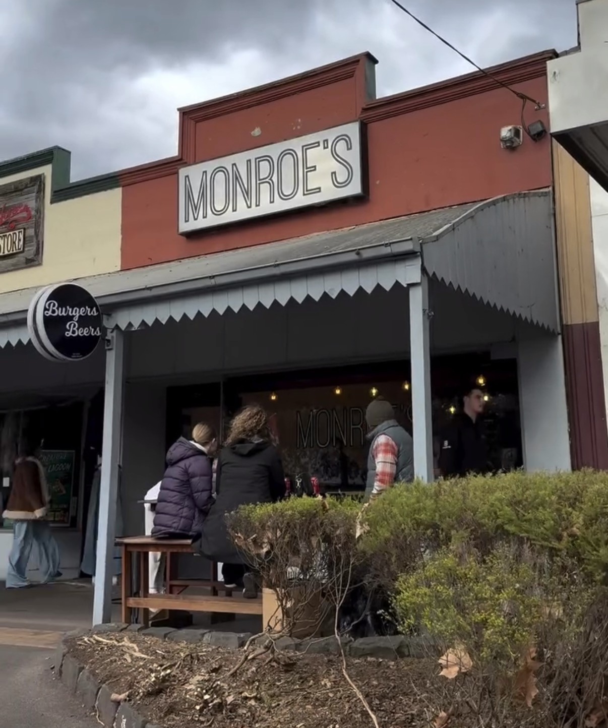 Monroe's Burgers & Beers: the place