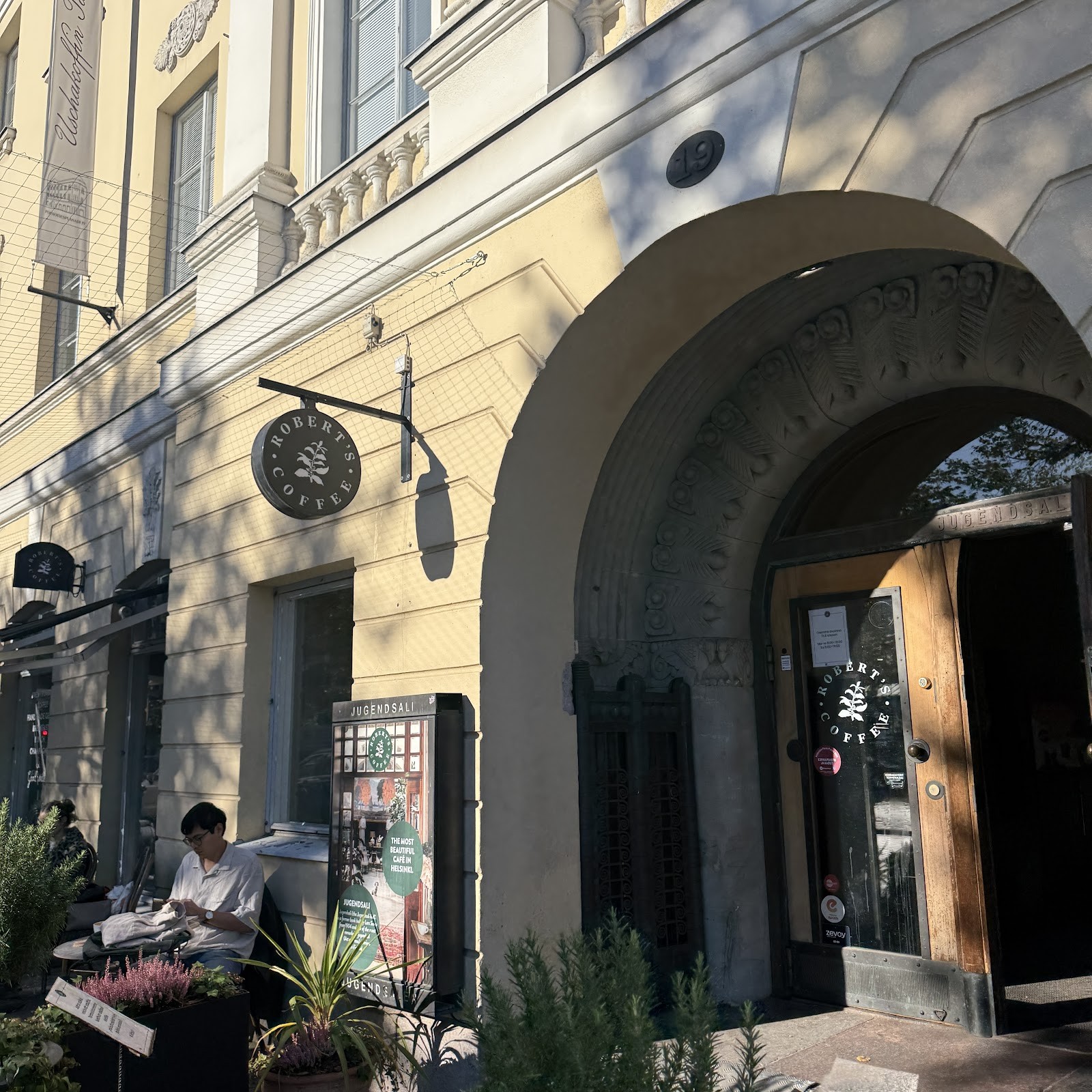 Robert's Coffee Jugend: the place