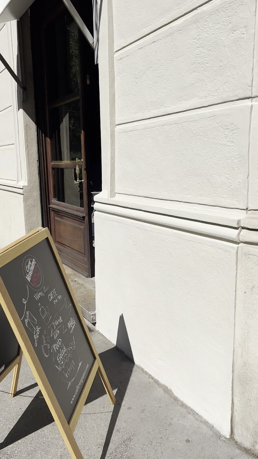 Slow Caffè Wine Bar: the place