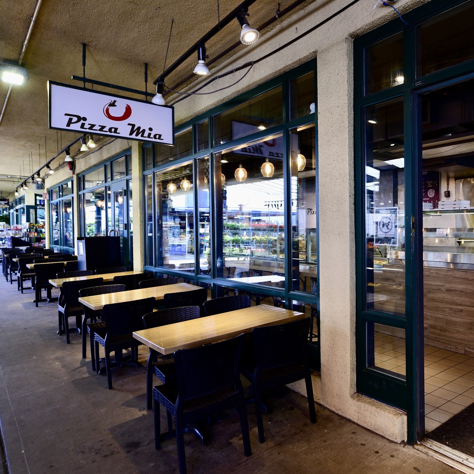 Pizza Mia: the place
