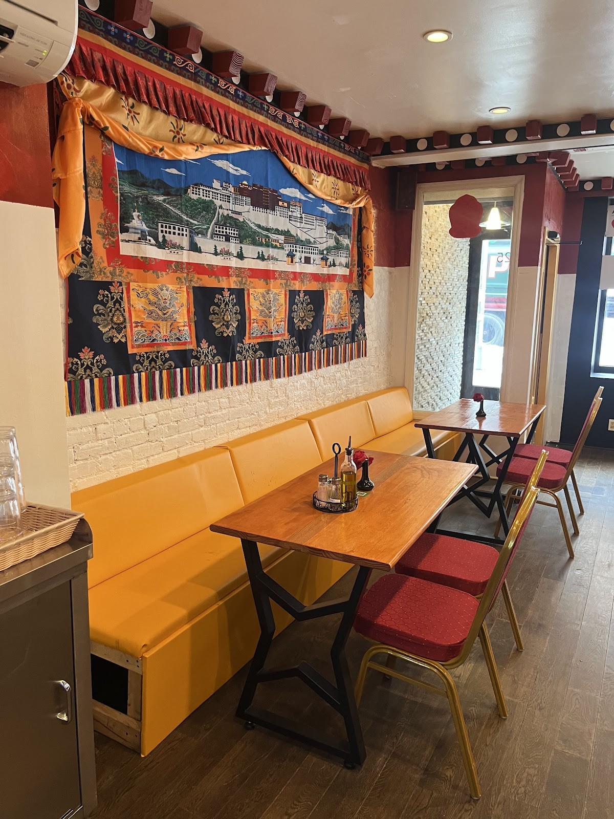 Himalaya Vegan & Organic Restaurant: the place