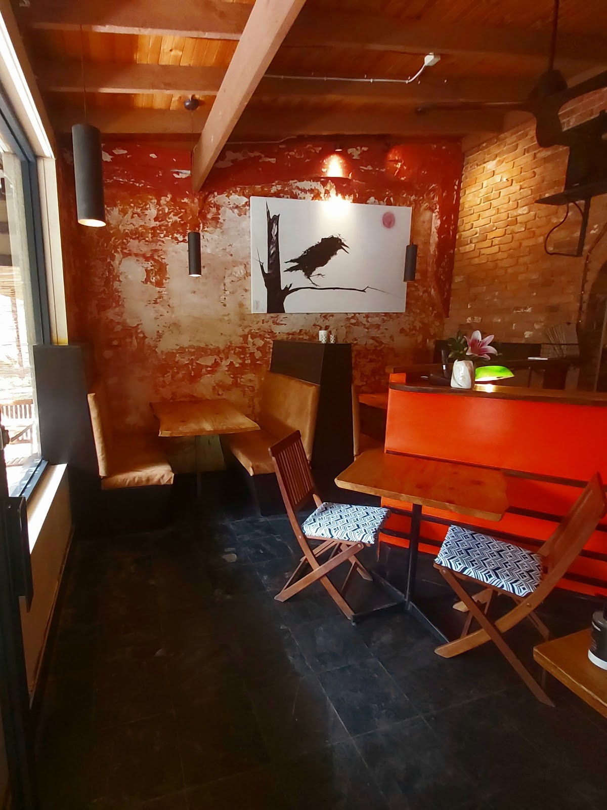 Mad Raven Hot Stone Pizza: the place