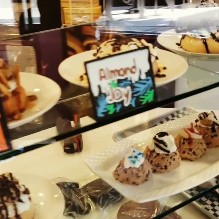 Cinnaholic: food & drinks