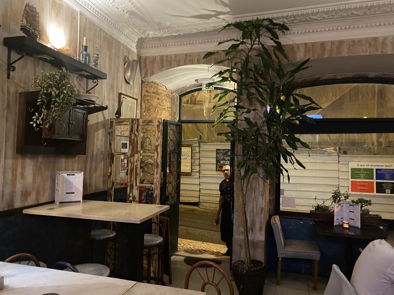 Água De Beber: the place