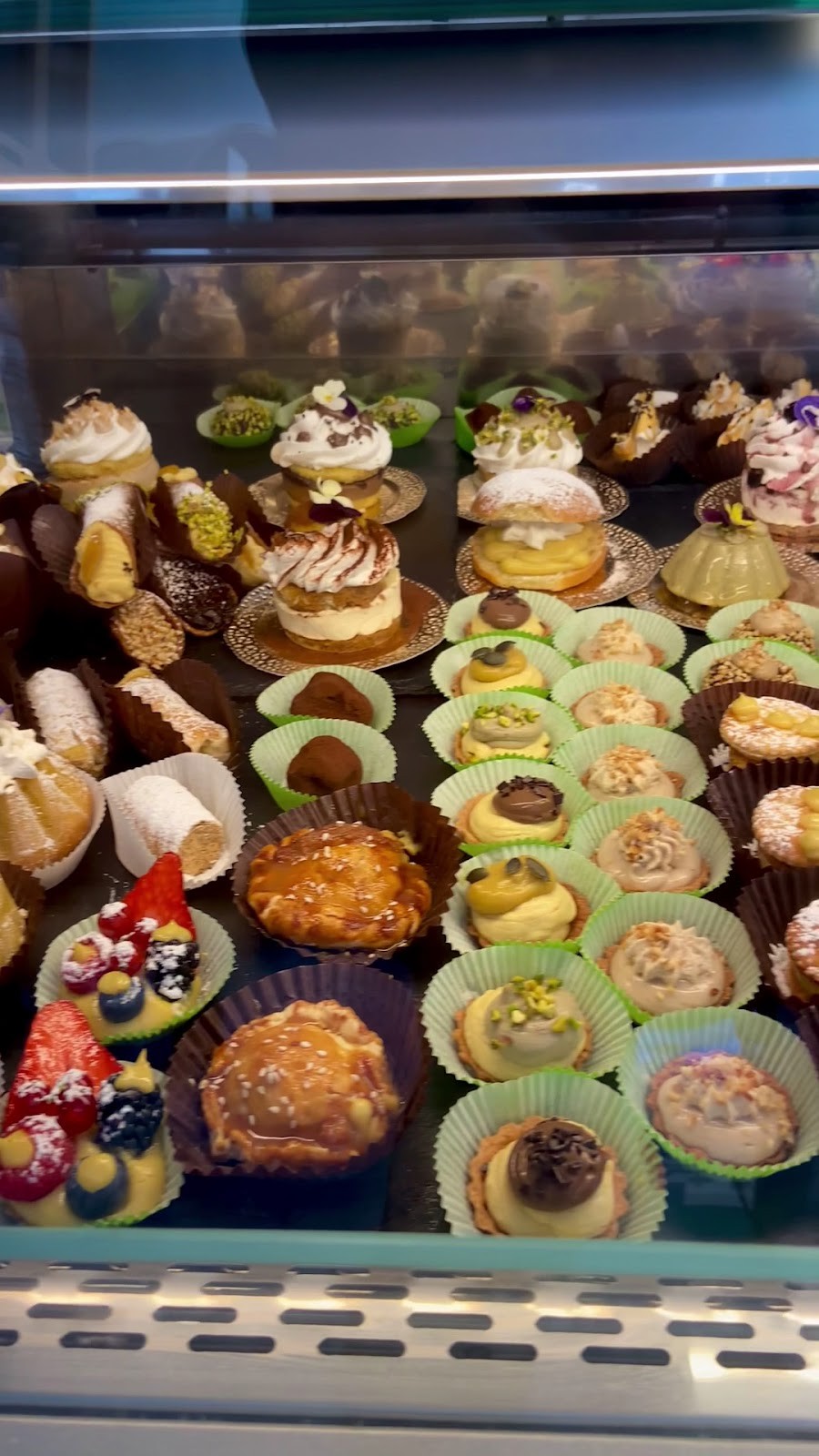 Leccornie Pasticceria Vegana: food & drinks