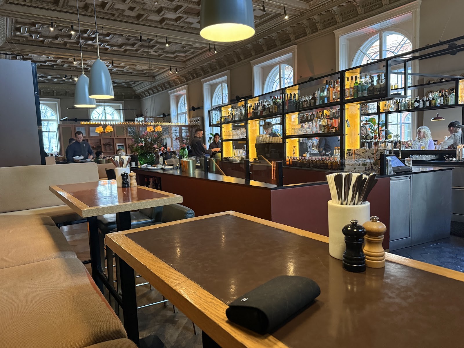 Salonplafond: the place