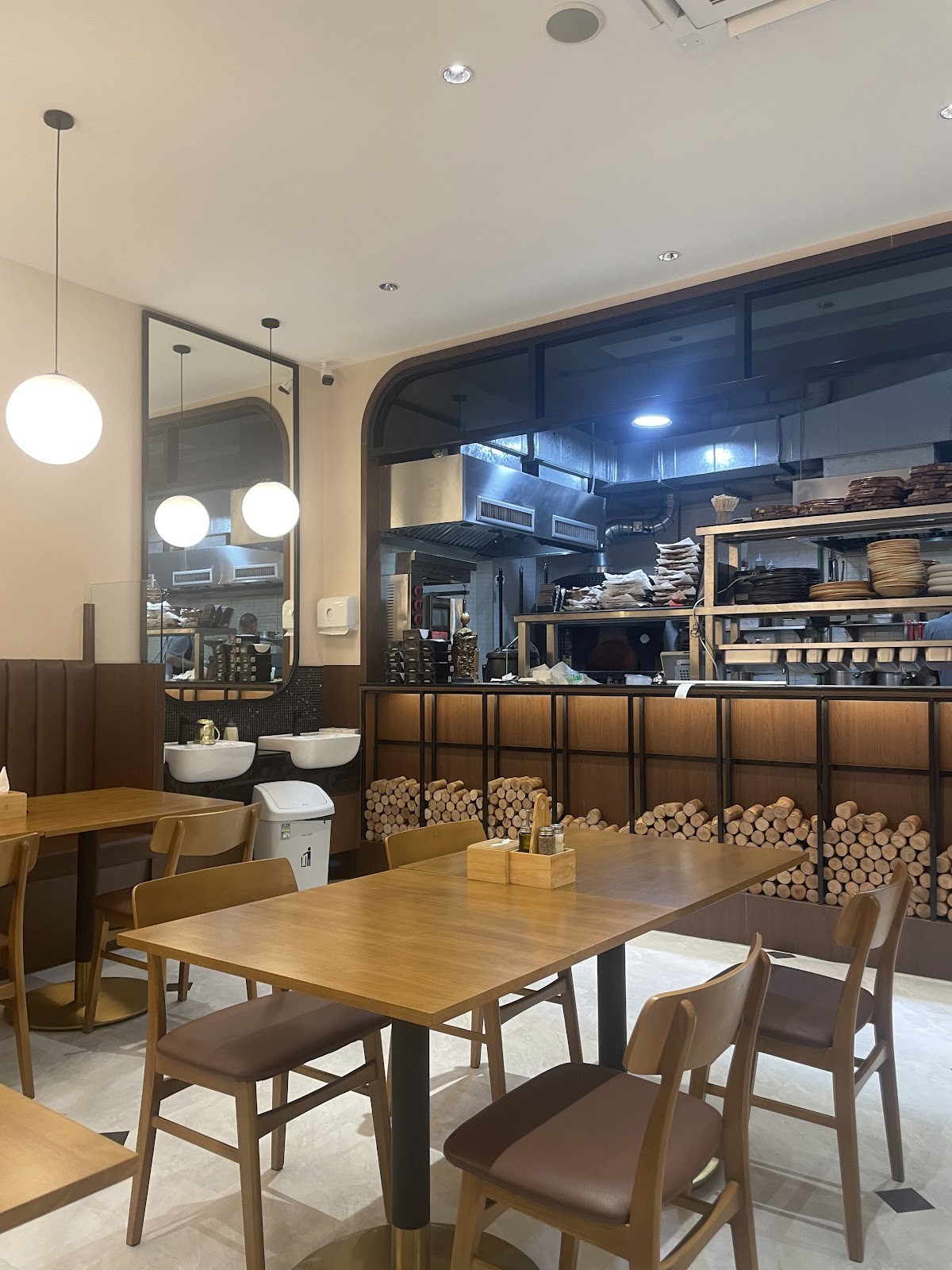 J Cafe (Kosher) Sukhumvit 20: the place