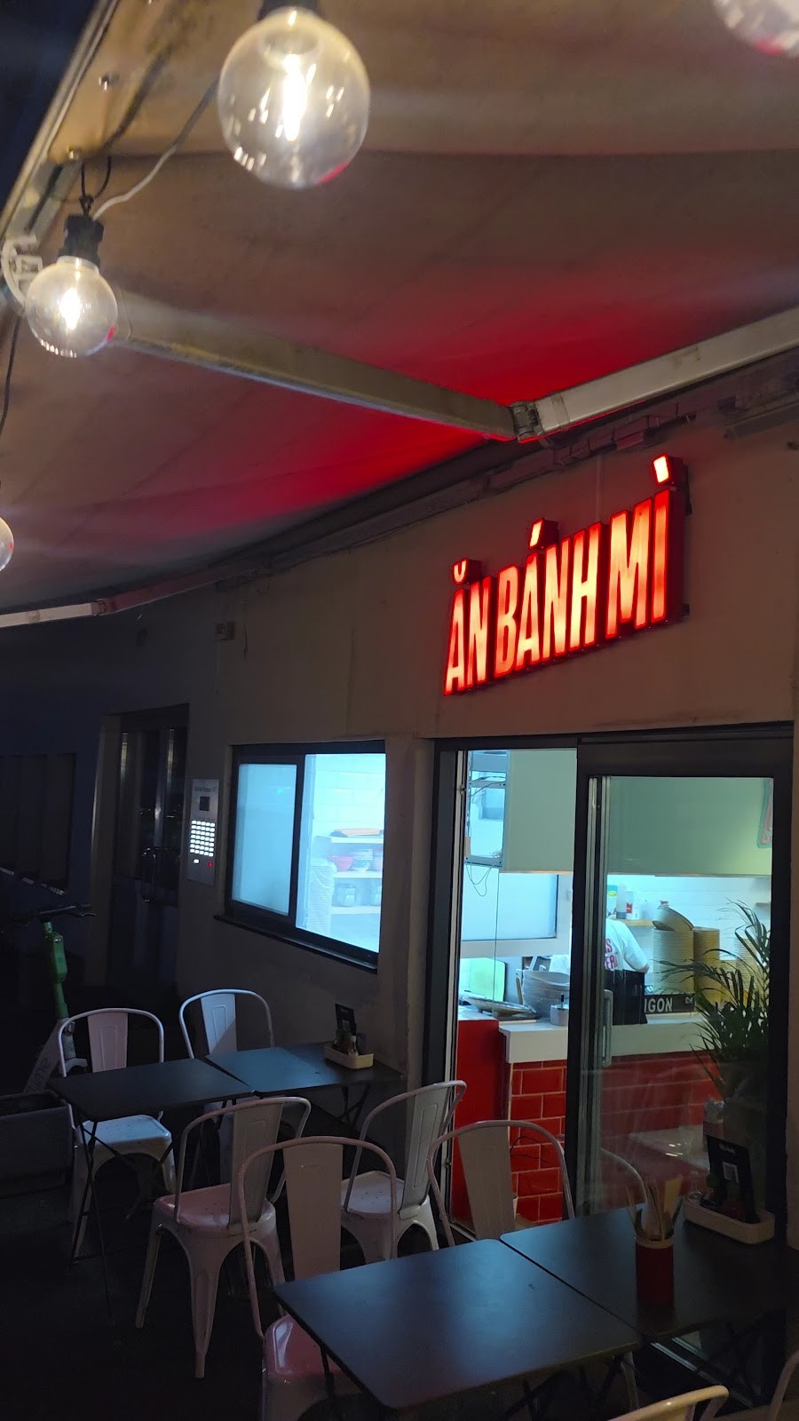 ĂN BÁNH MÌ: the place
