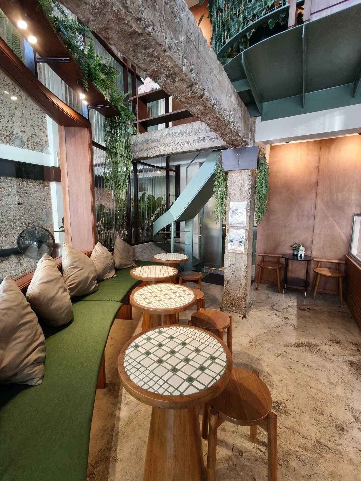 Sun Forest Cafe (Phraathit Branch): the place