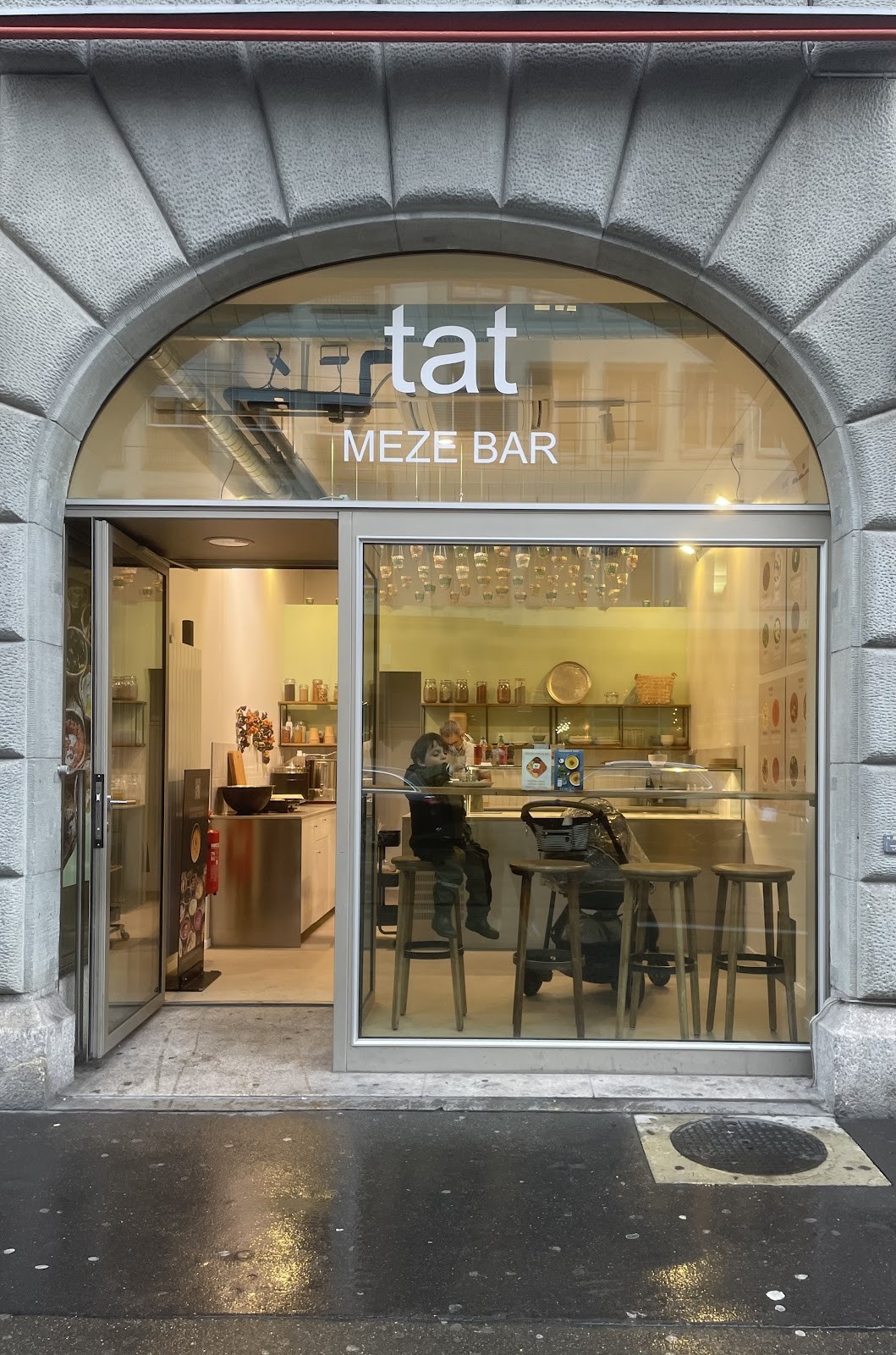 tat Meze Bar am Tag & Toastery at Night: the place