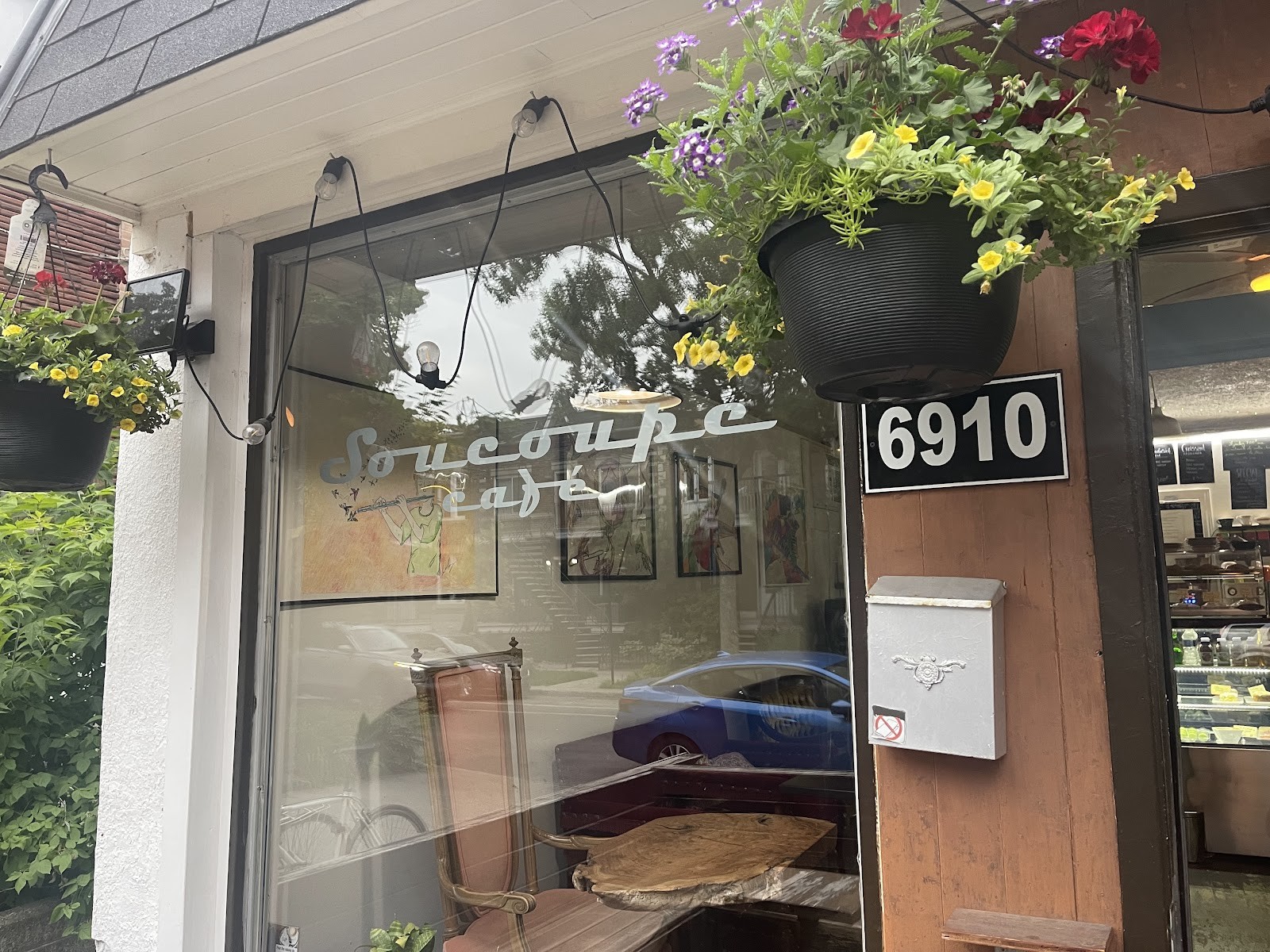 Soucoupe Café: the place