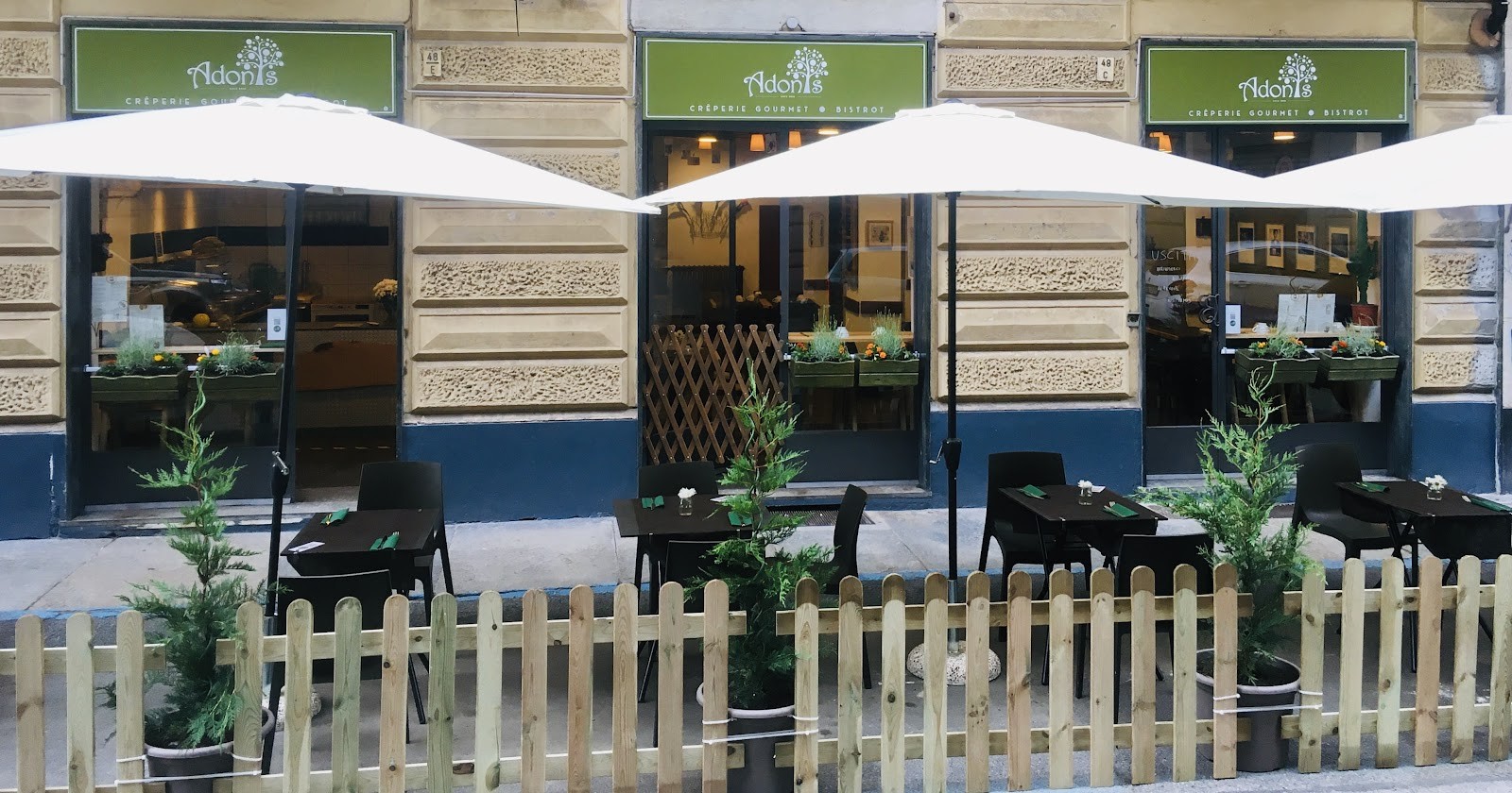 Adonis Crêperie Bistrot: the place