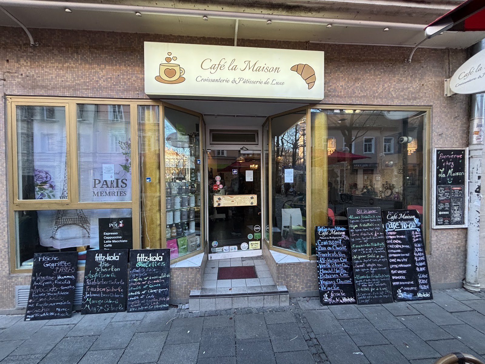 Café la Maison: the place