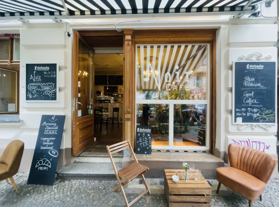 Noir Café: the place