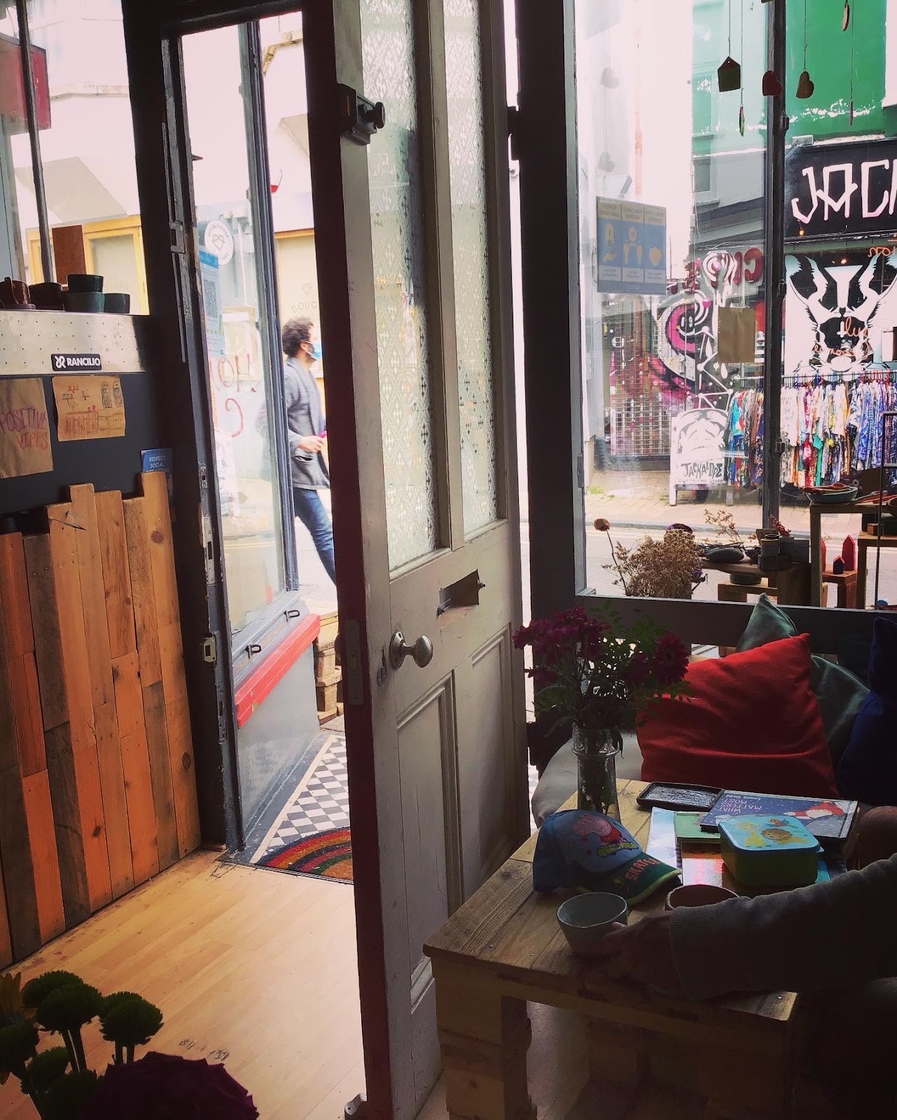 Red Fish Fine Art & Coffee Shop: the place