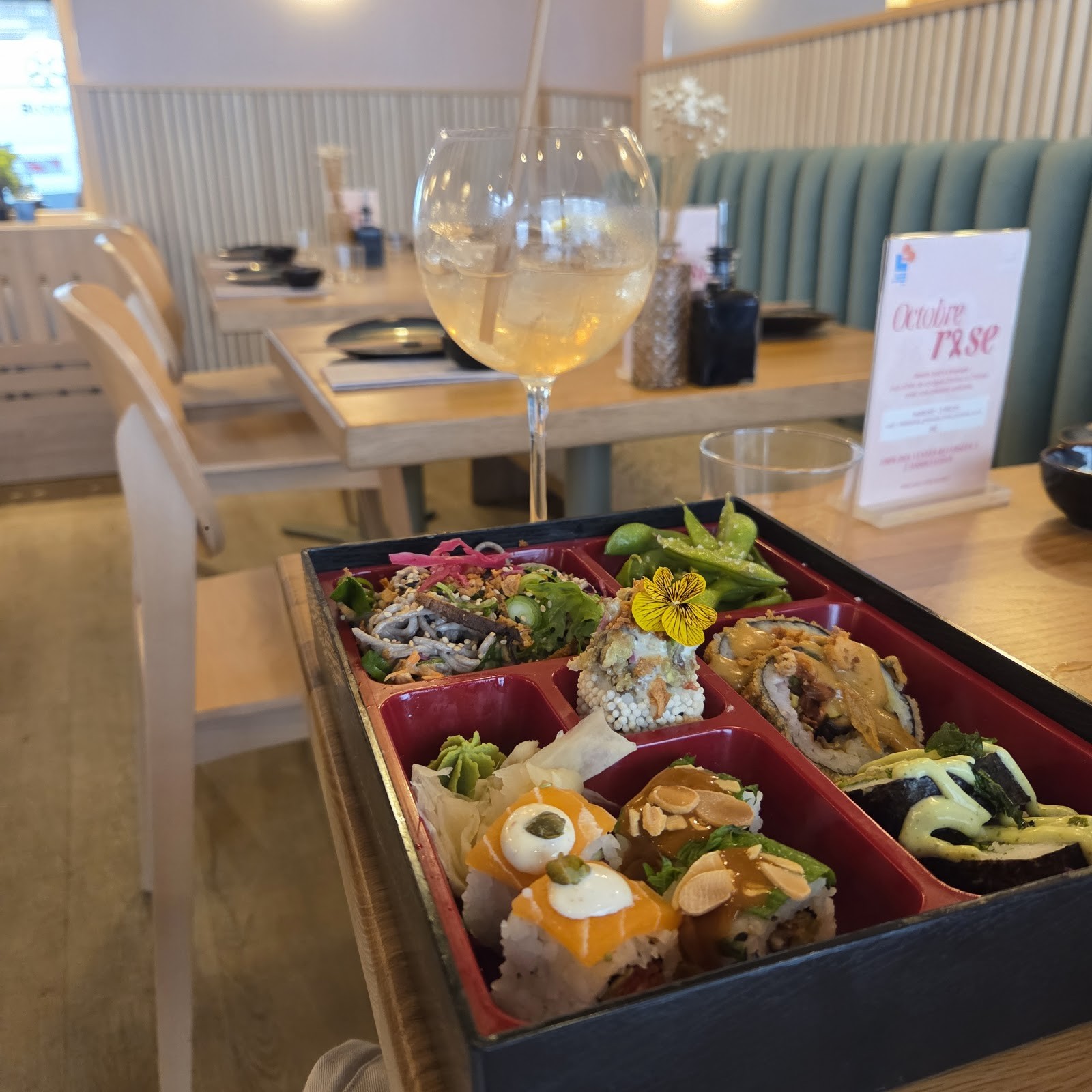 Bloom Sushi Marais: food & drinks