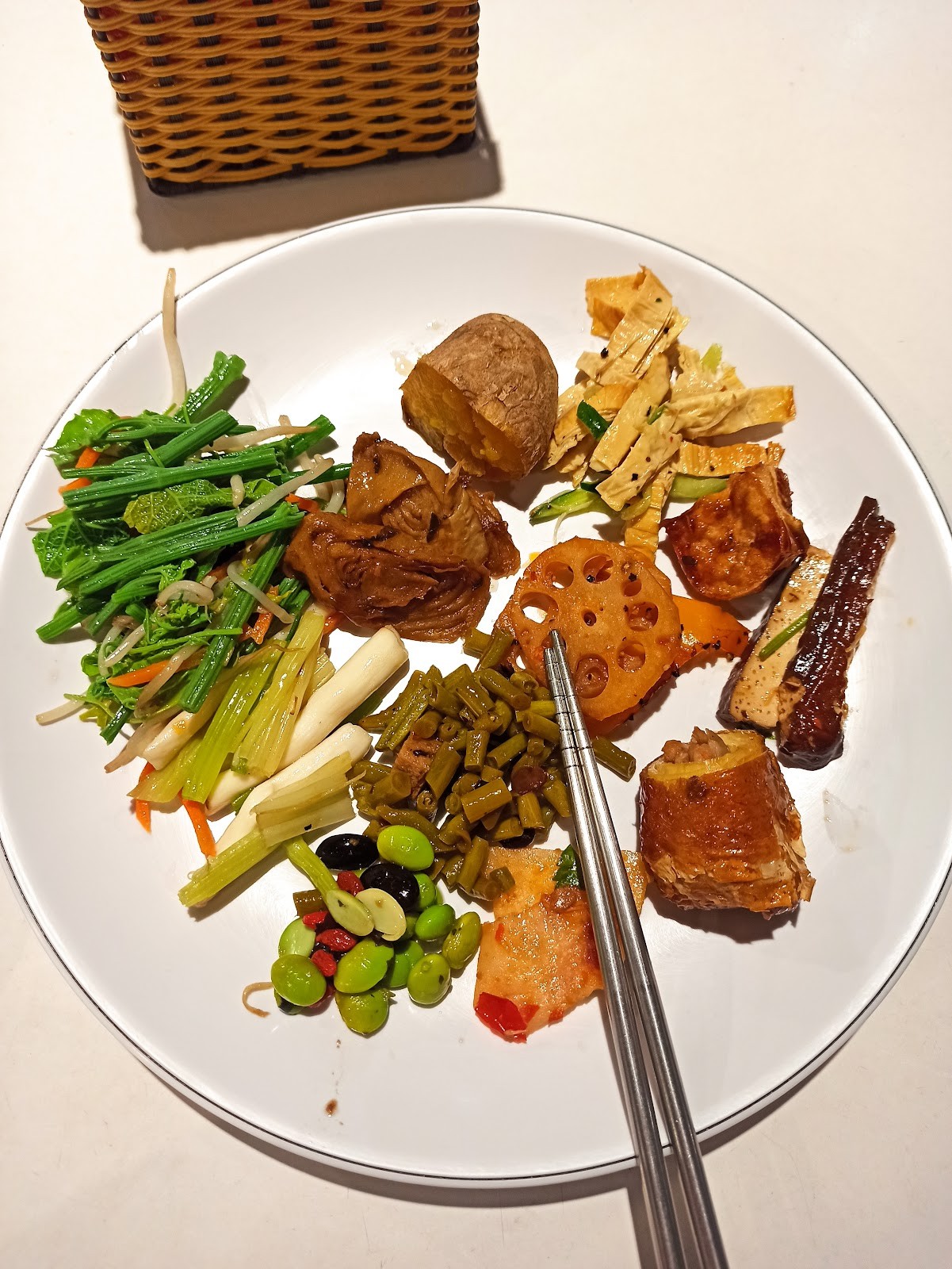 白毫蔬食百燴: food & drinks