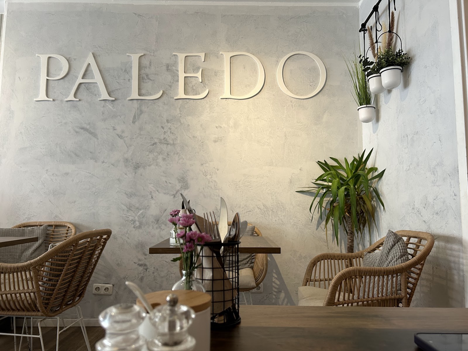 Paledo - Café & Deli: the place