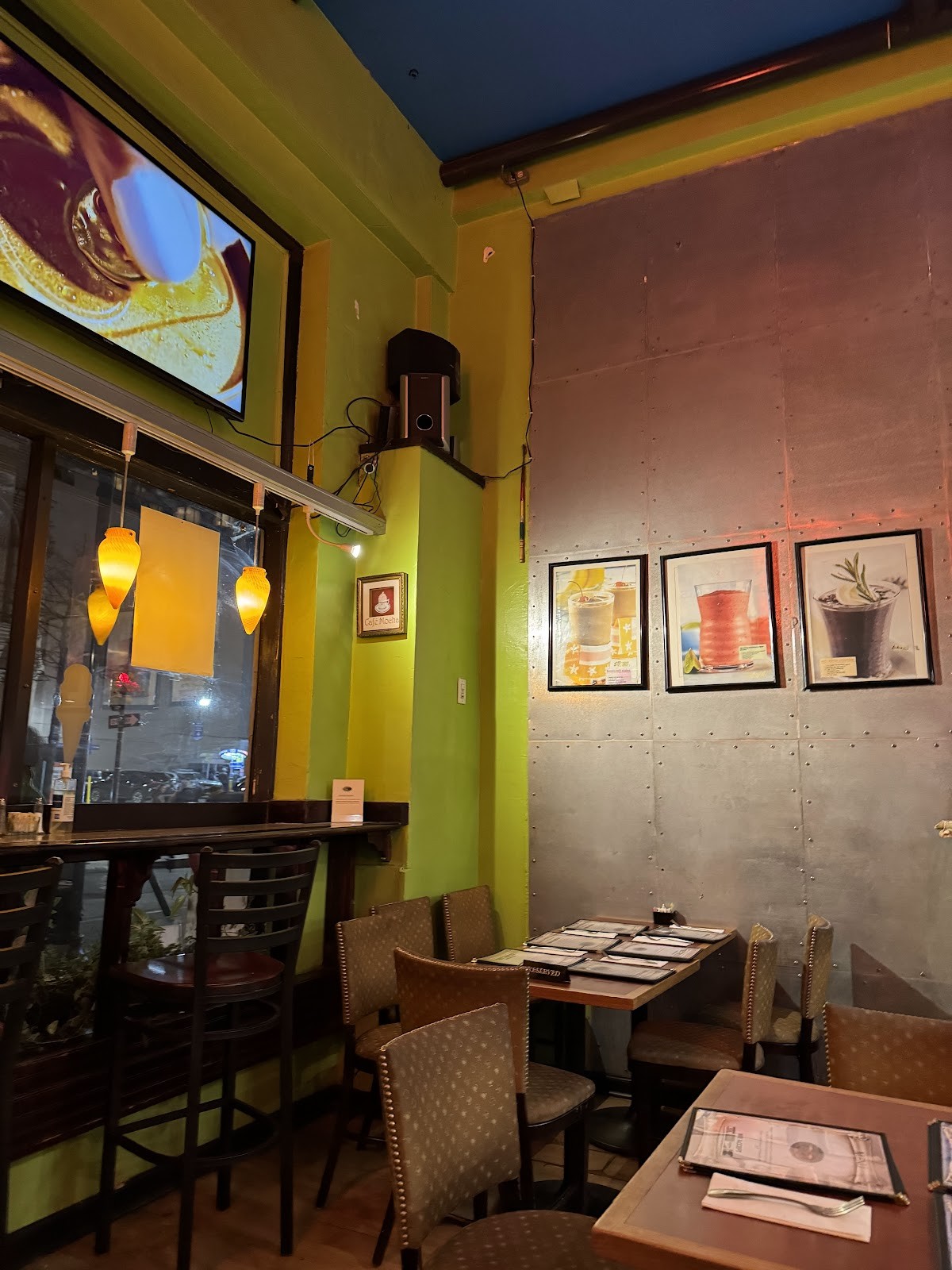 Almaz Cafe: the place