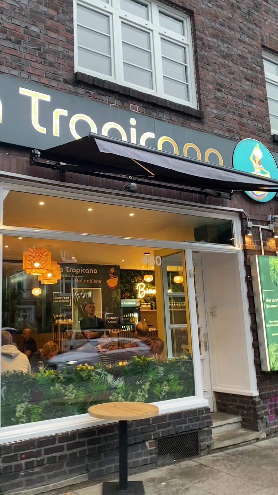 La Tropicana Restaurant: the place
