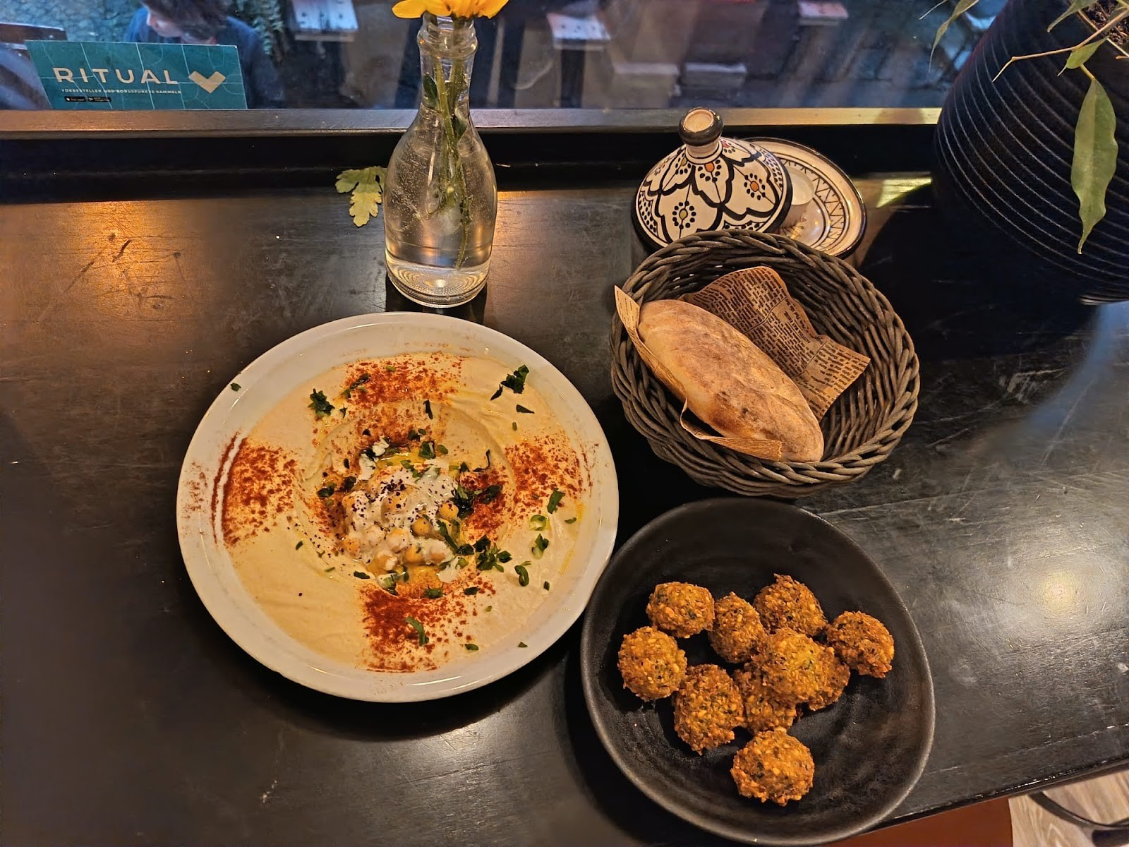 Falafel Sababa: food & drinks