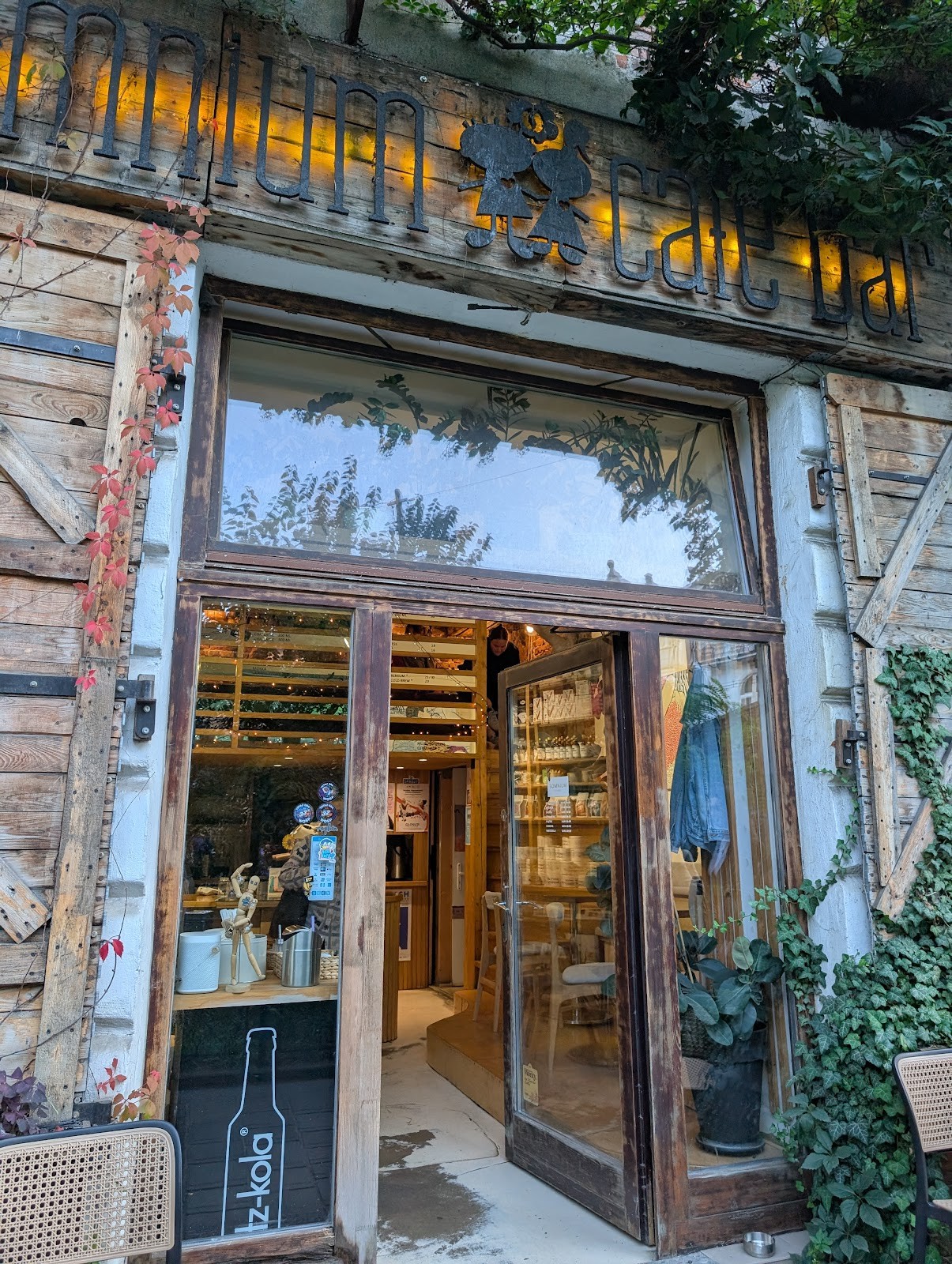 Somnium Cafe Bar: the place