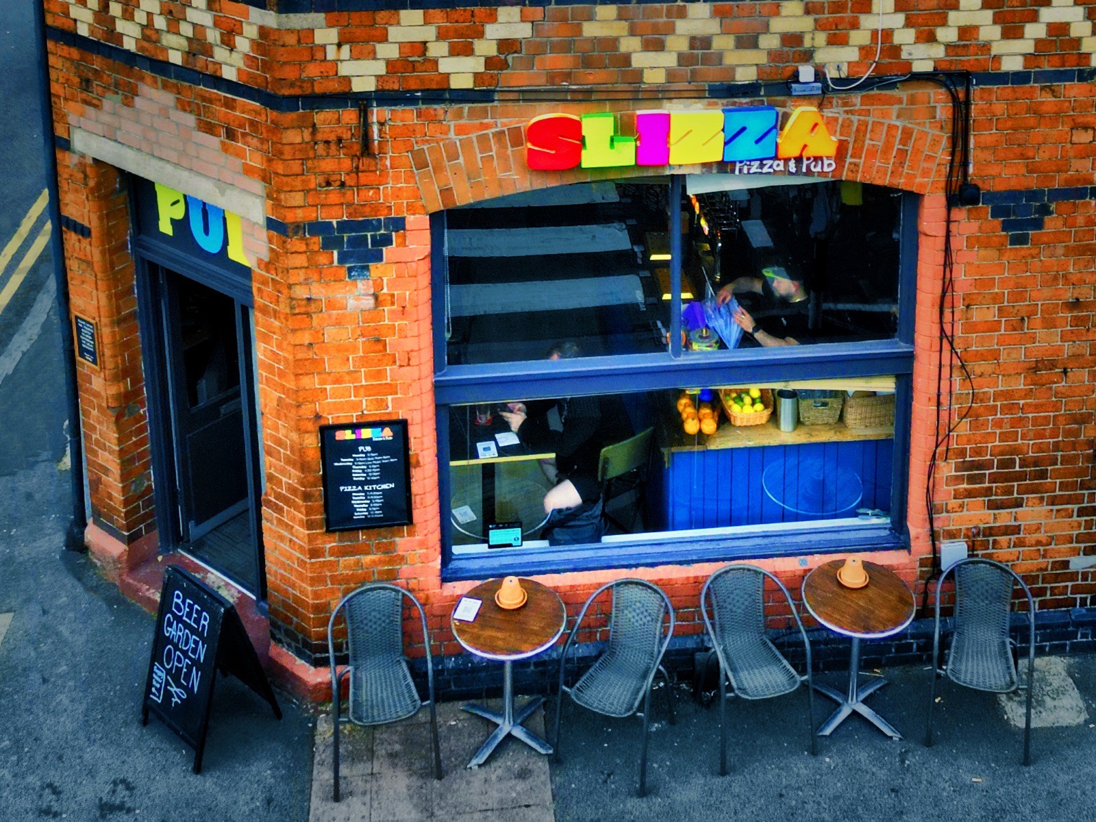SLIZZA PIZZA & PUB: the place