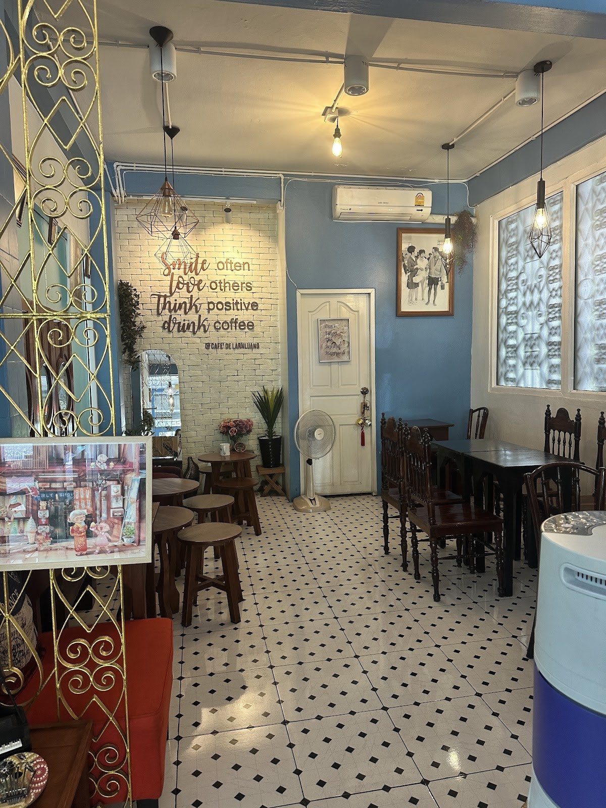 cafe’ de larnluang: the place