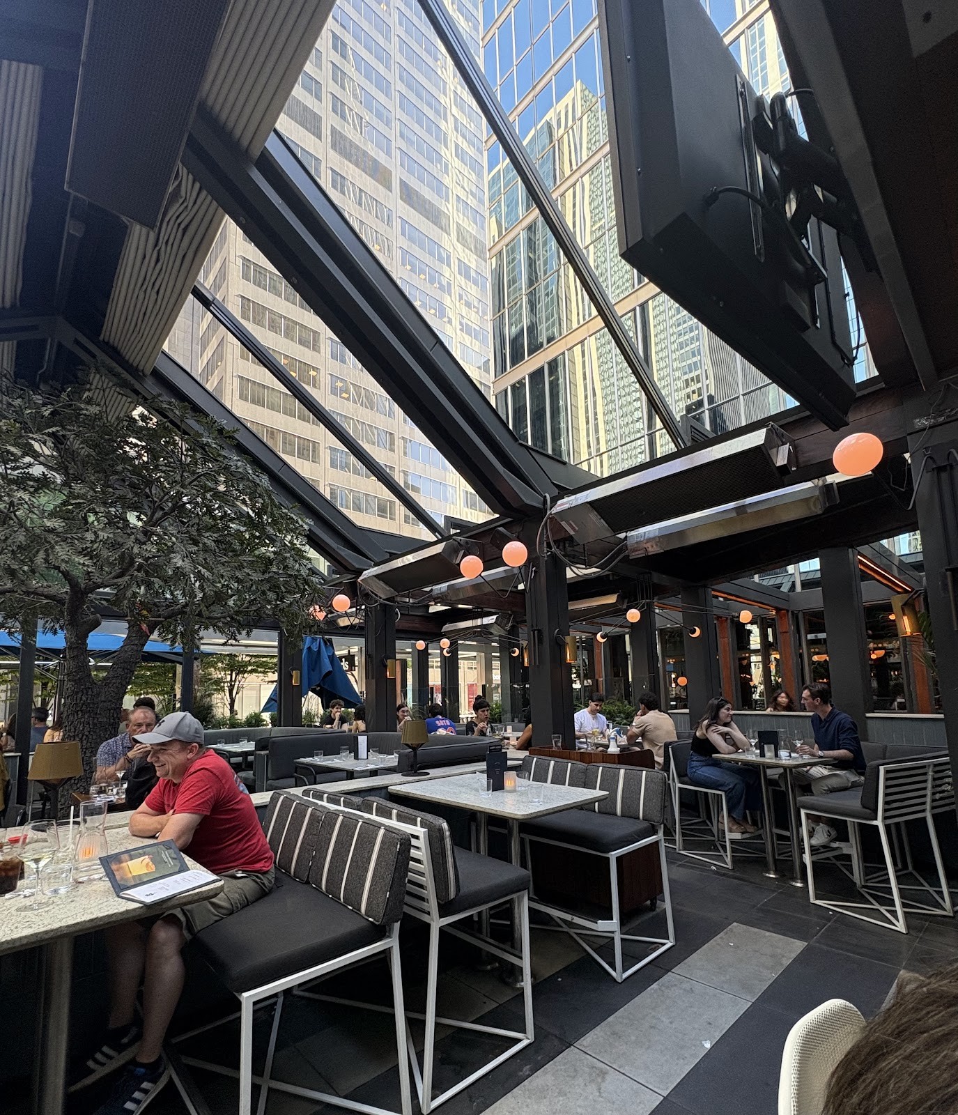 Earls Kitchen + Bar - Financial District (King & University): the place
