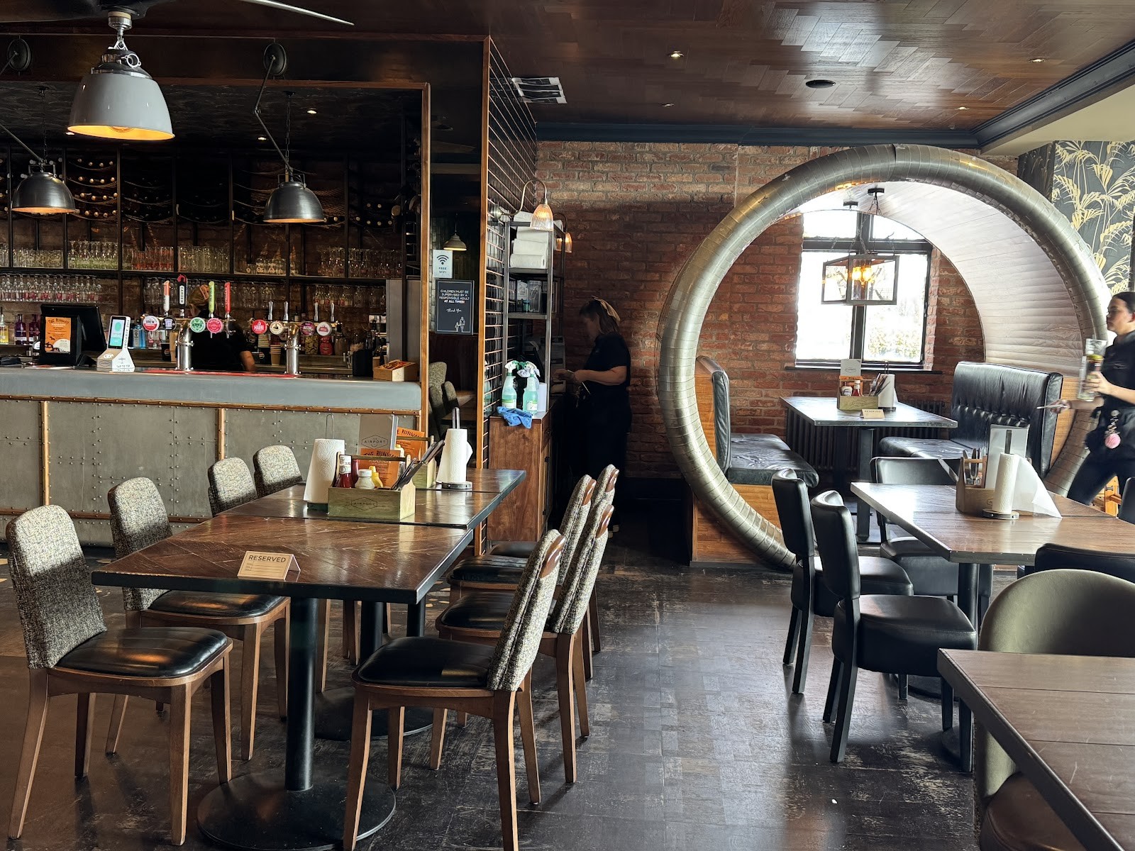 Airport Pub, Manchester Airport: the place