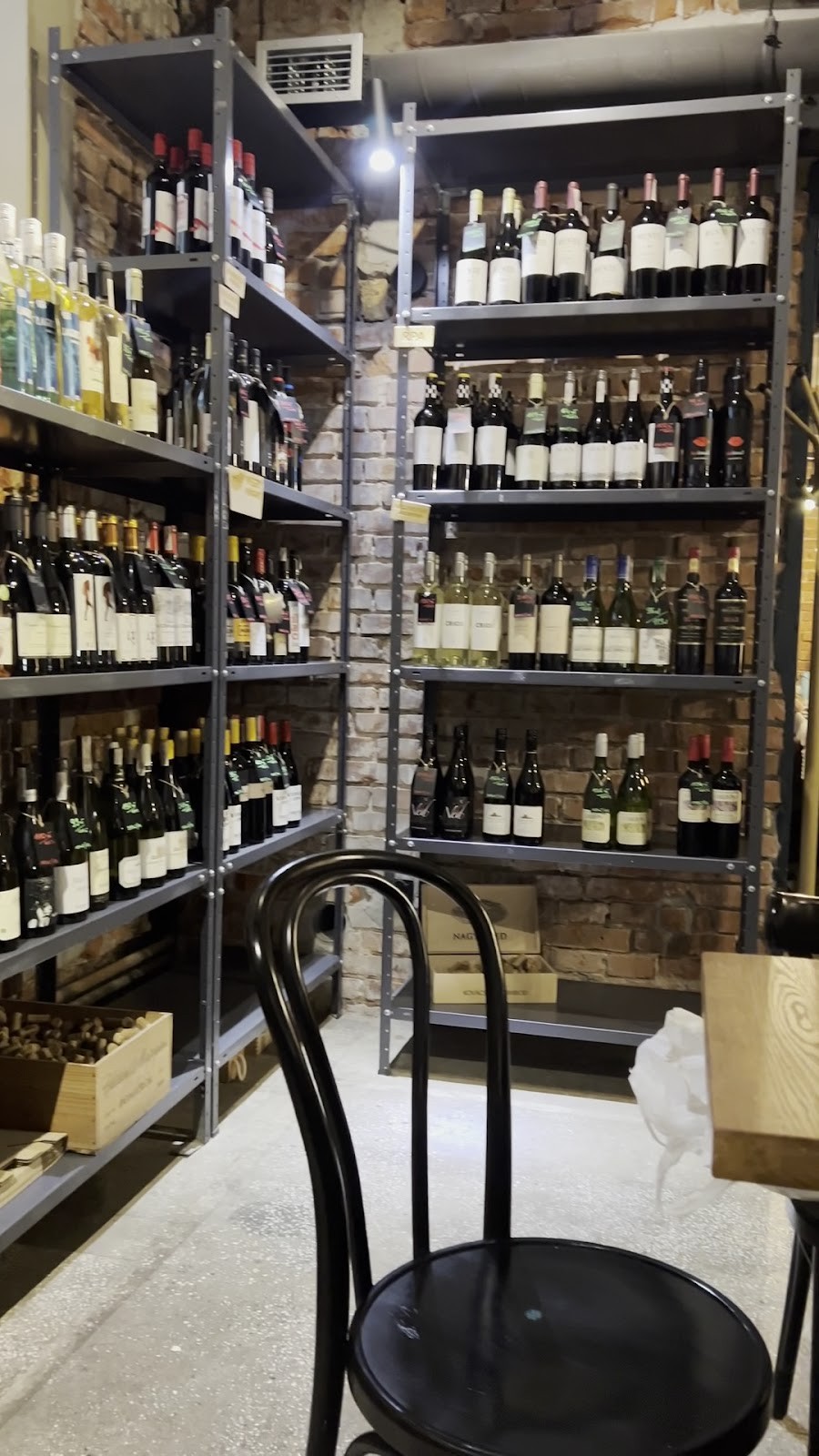 Wine Garage Józefitów restaurant & wine bar: the place